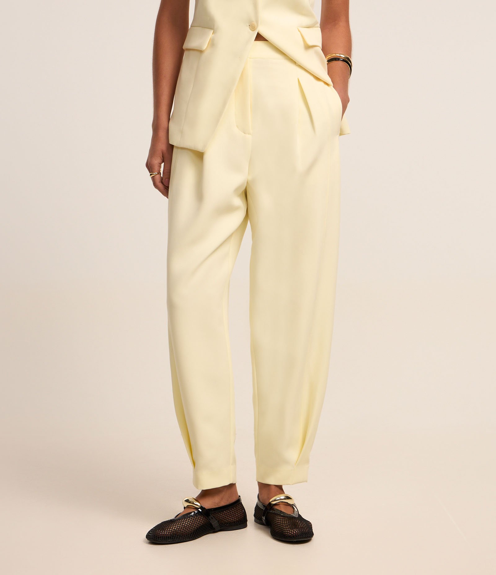 Calça Cenoura de Alfaiataria com Pregas na Barra Off White 3