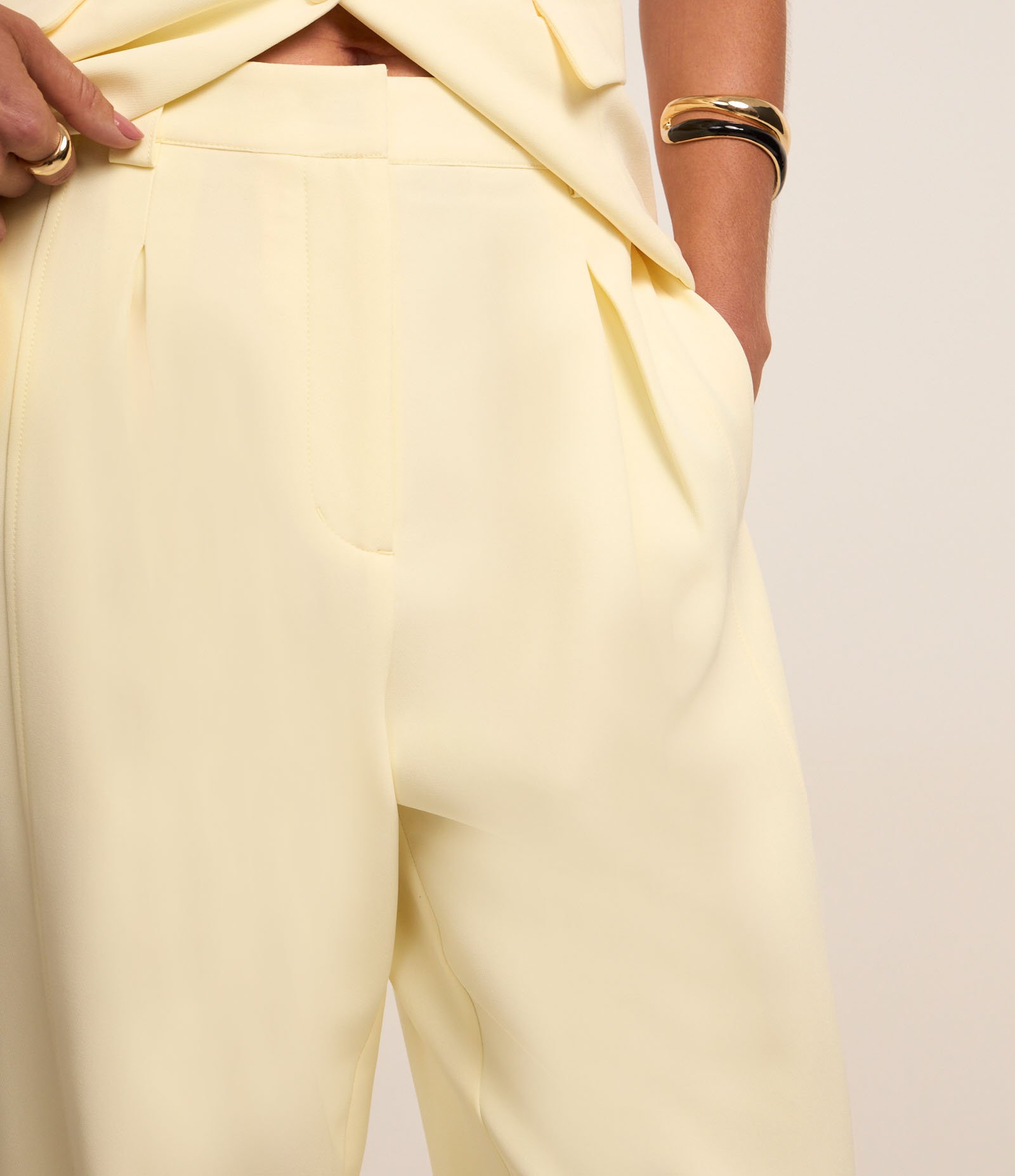 Calça Cenoura de Alfaiataria com Pregas na Barra Off White 4