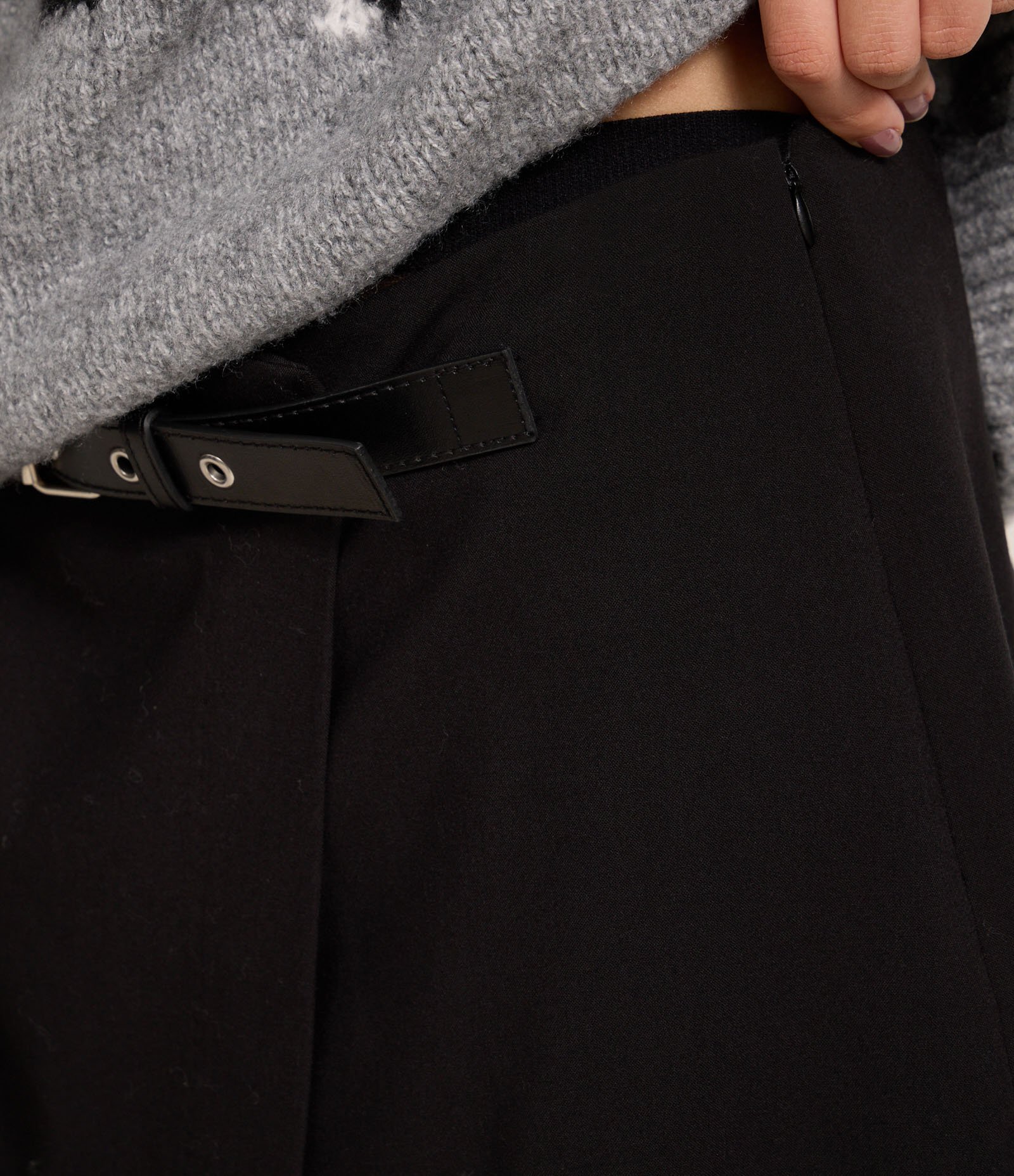 Short Saia em Alfaiataria com Cintinho de Pu e Fivela Preto 5