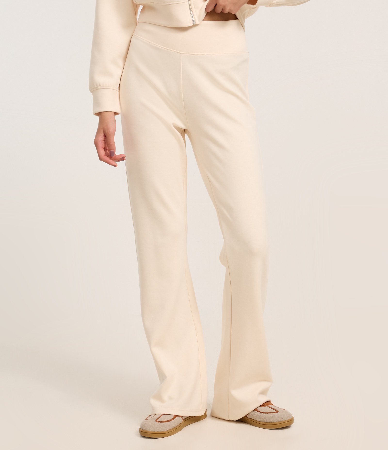 Calça Flare em Moletinho com Forro Fleece Bege 3