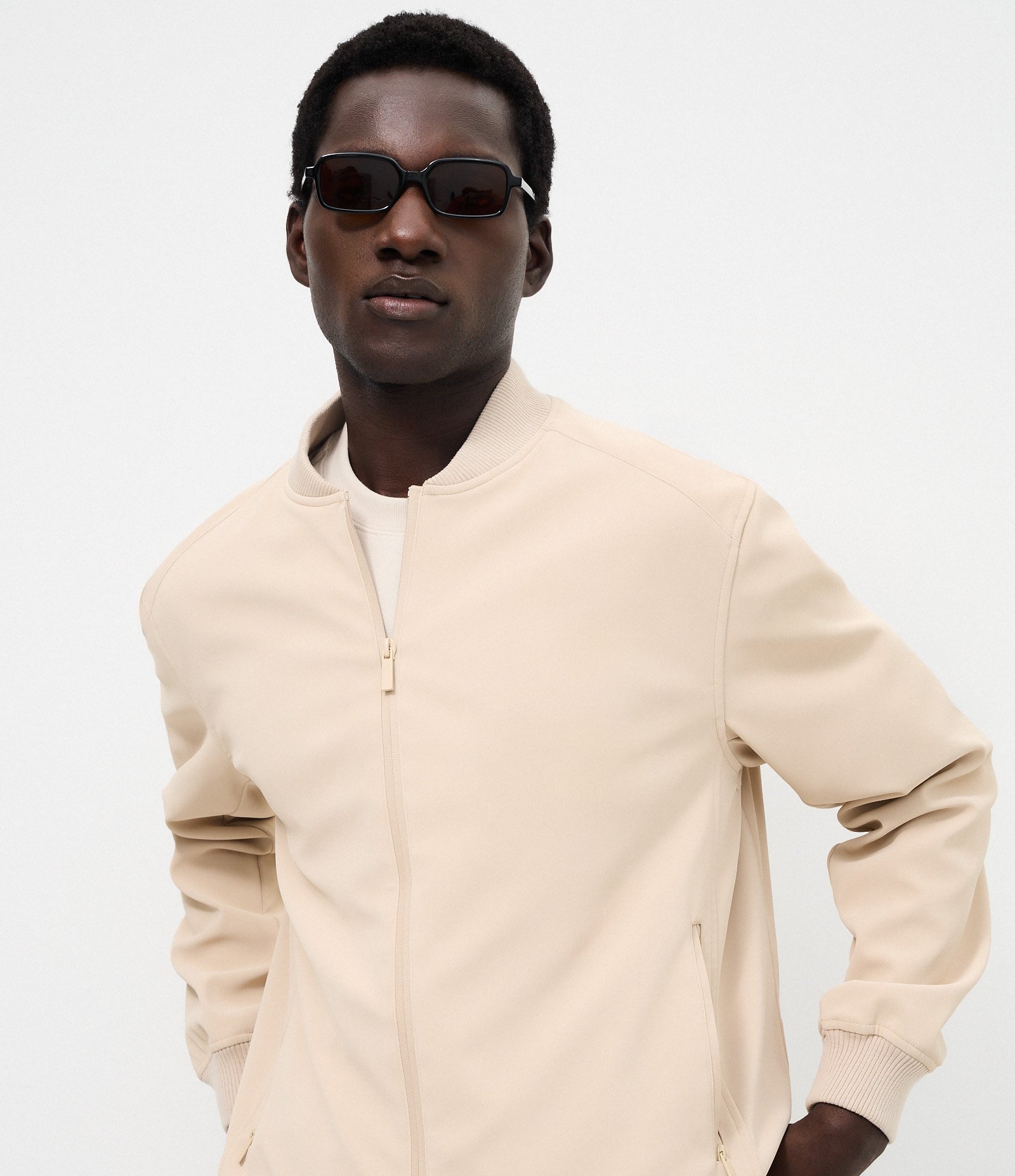 Jaqueta Bomber com Bolso Interno e Textura Emborrachada Bege 3