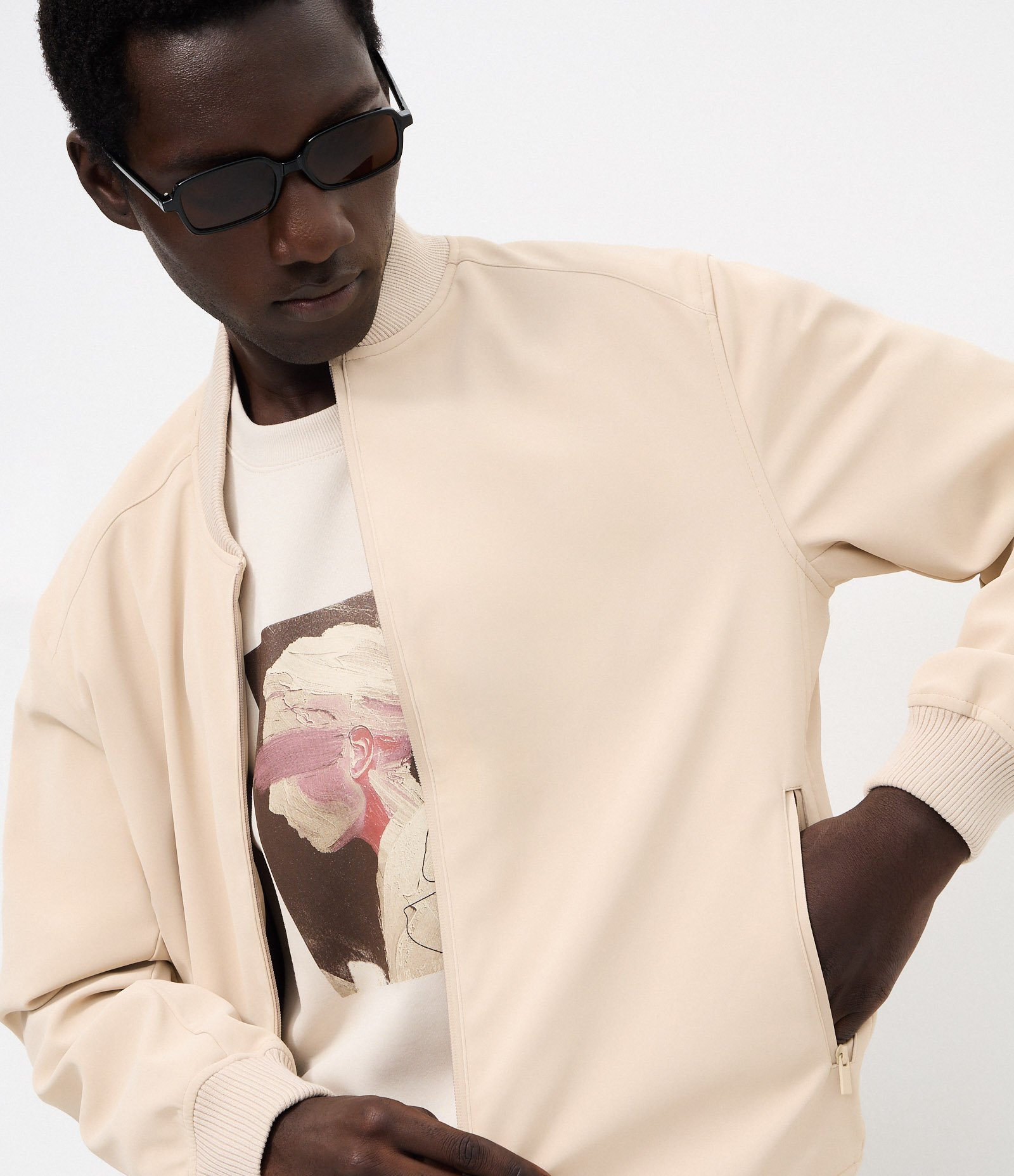 Jaqueta Bomber com Bolso Interno e Textura Emborrachada Bege 5