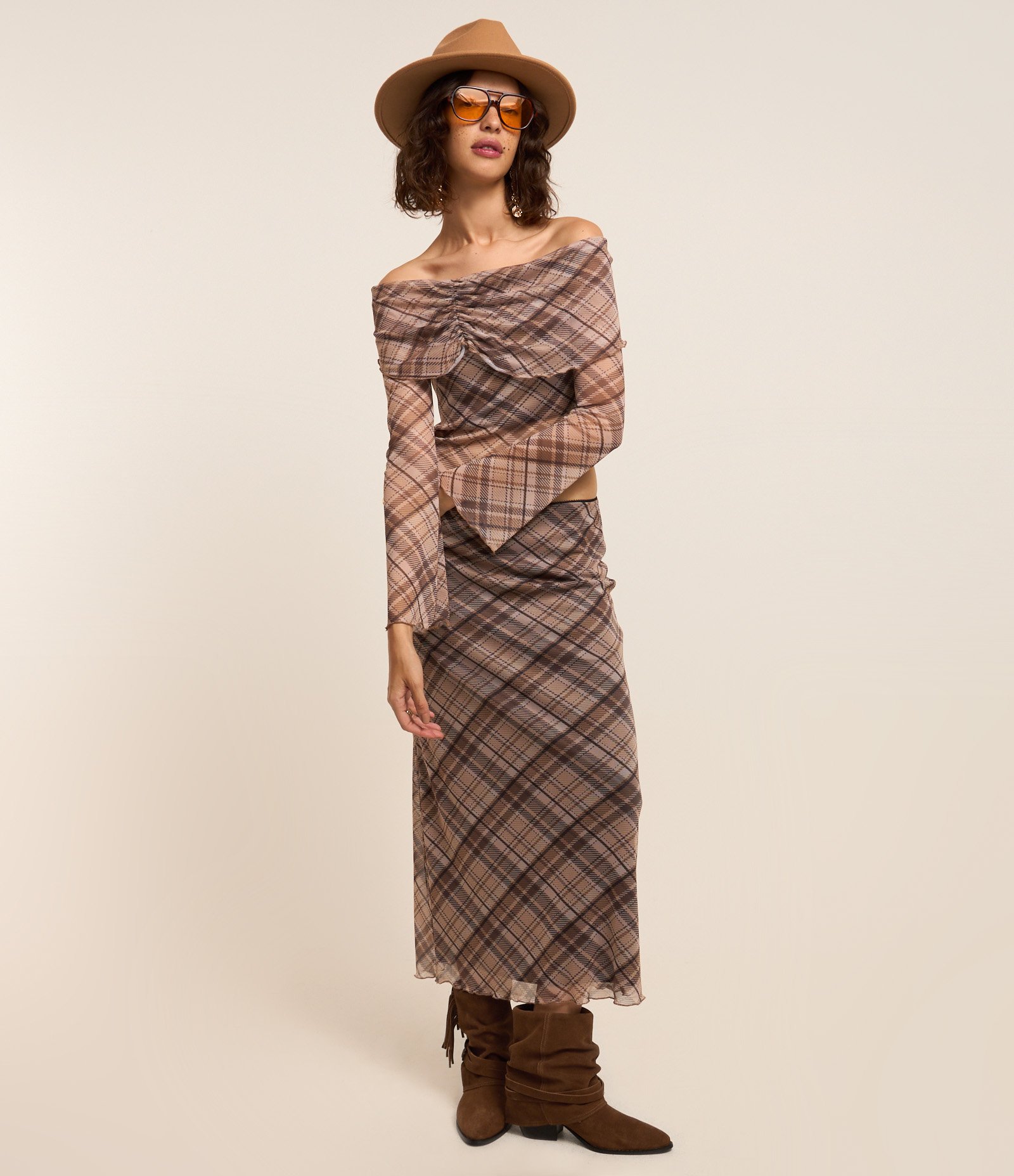 Blusa em Tule Xadrez com Pala Franzida e Decote Ombro a Ombro Marrom 2