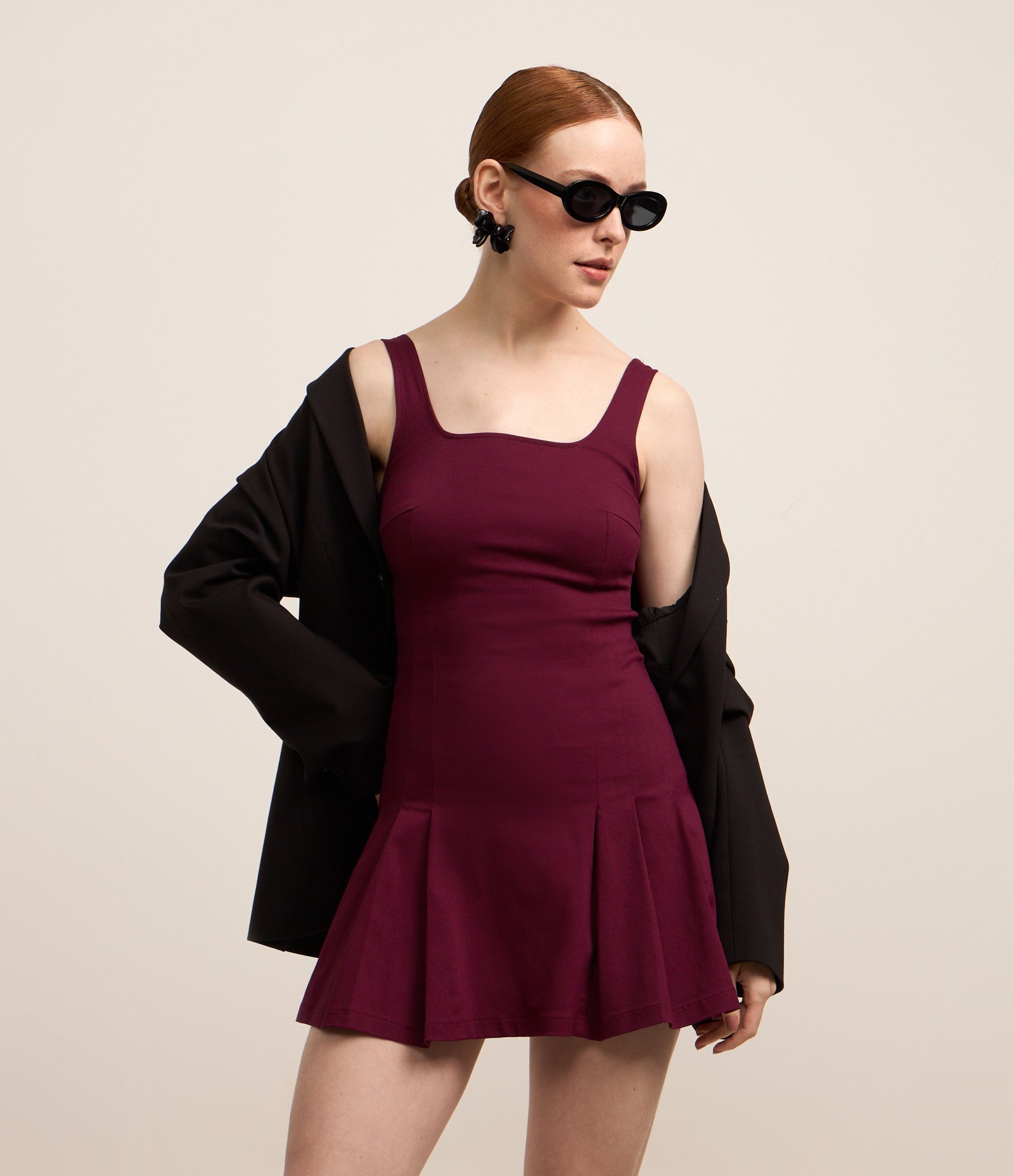 Vestido Curto em Bengaline com Pregas Laterais Bordô 1