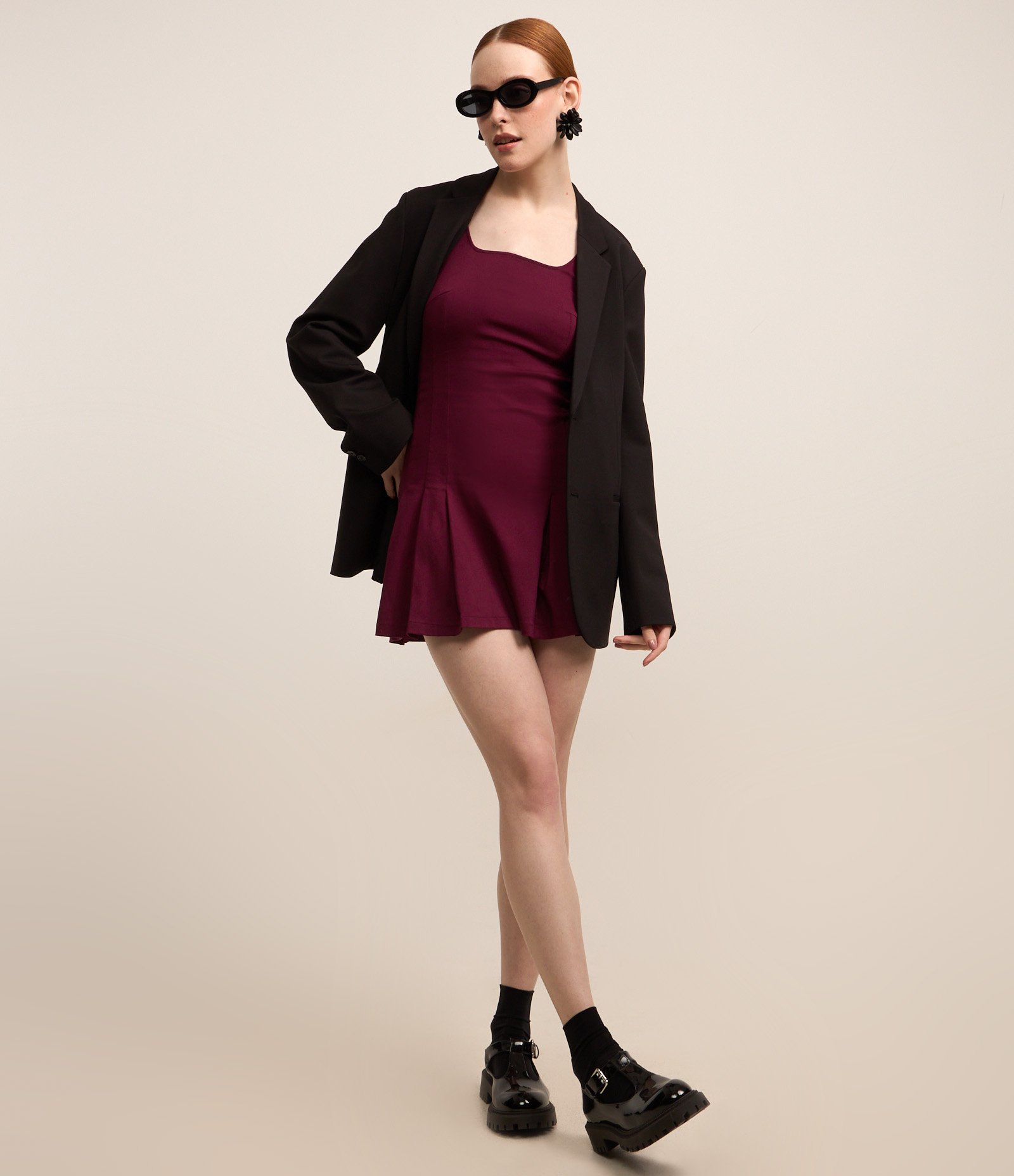 Vestido Curto em Bengaline com Pregas Laterais Bordô 2