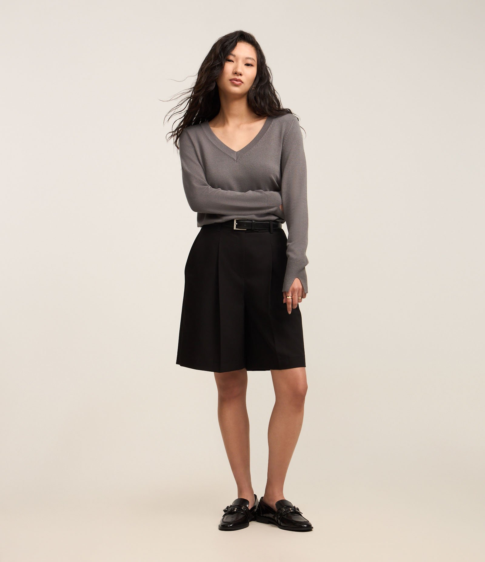 Suéter em Tricô com Decote V Cinza 2