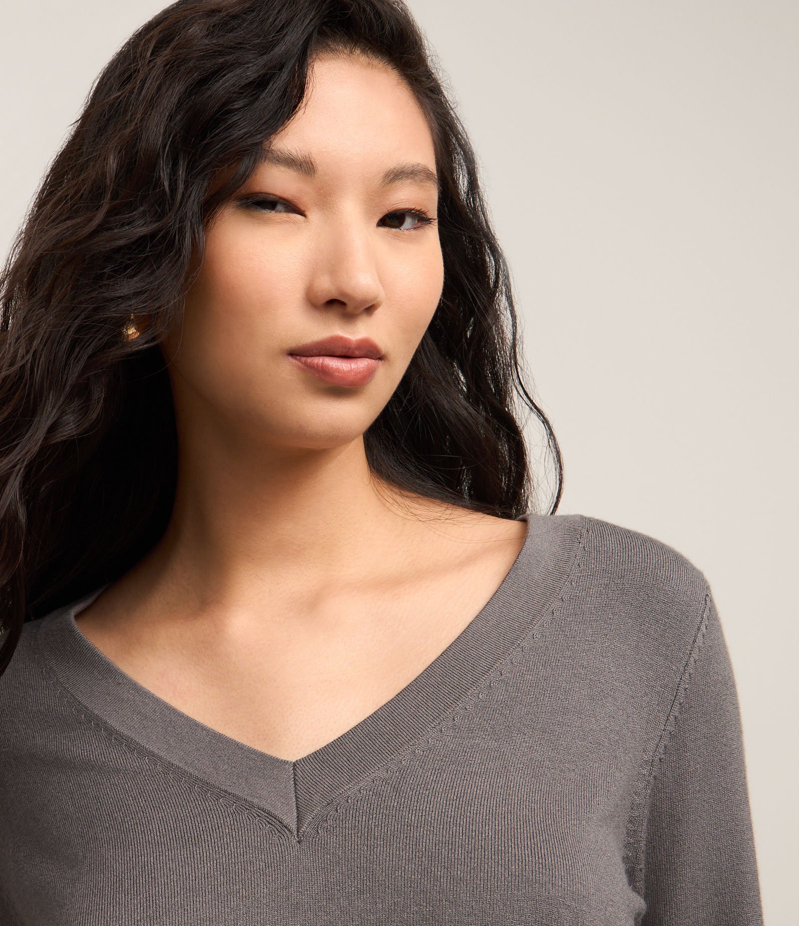 Suéter em Tricô com Decote V Cinza 4