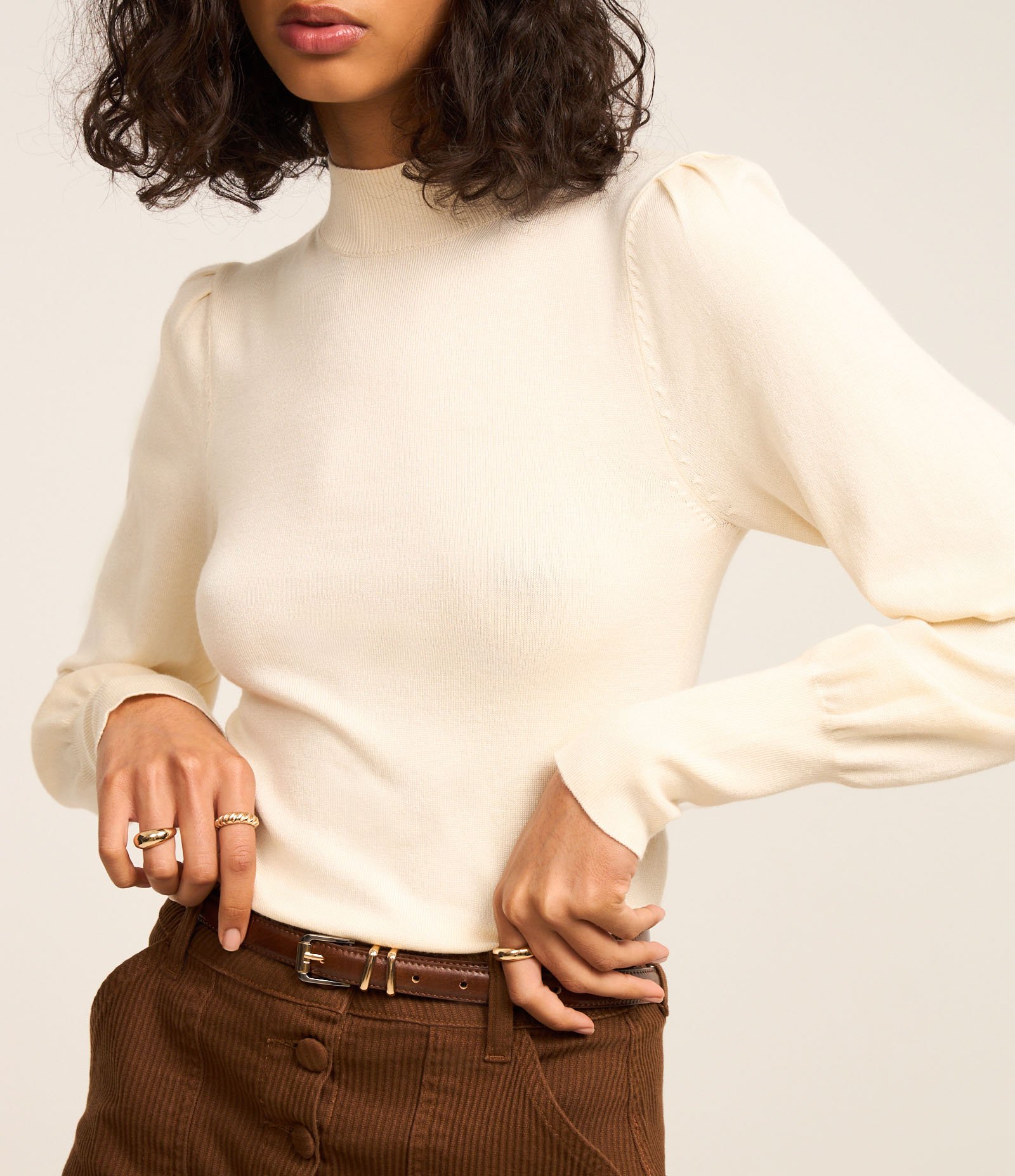 Suéter em Tricô com Gola Alta e Manga Bufante Bege 4