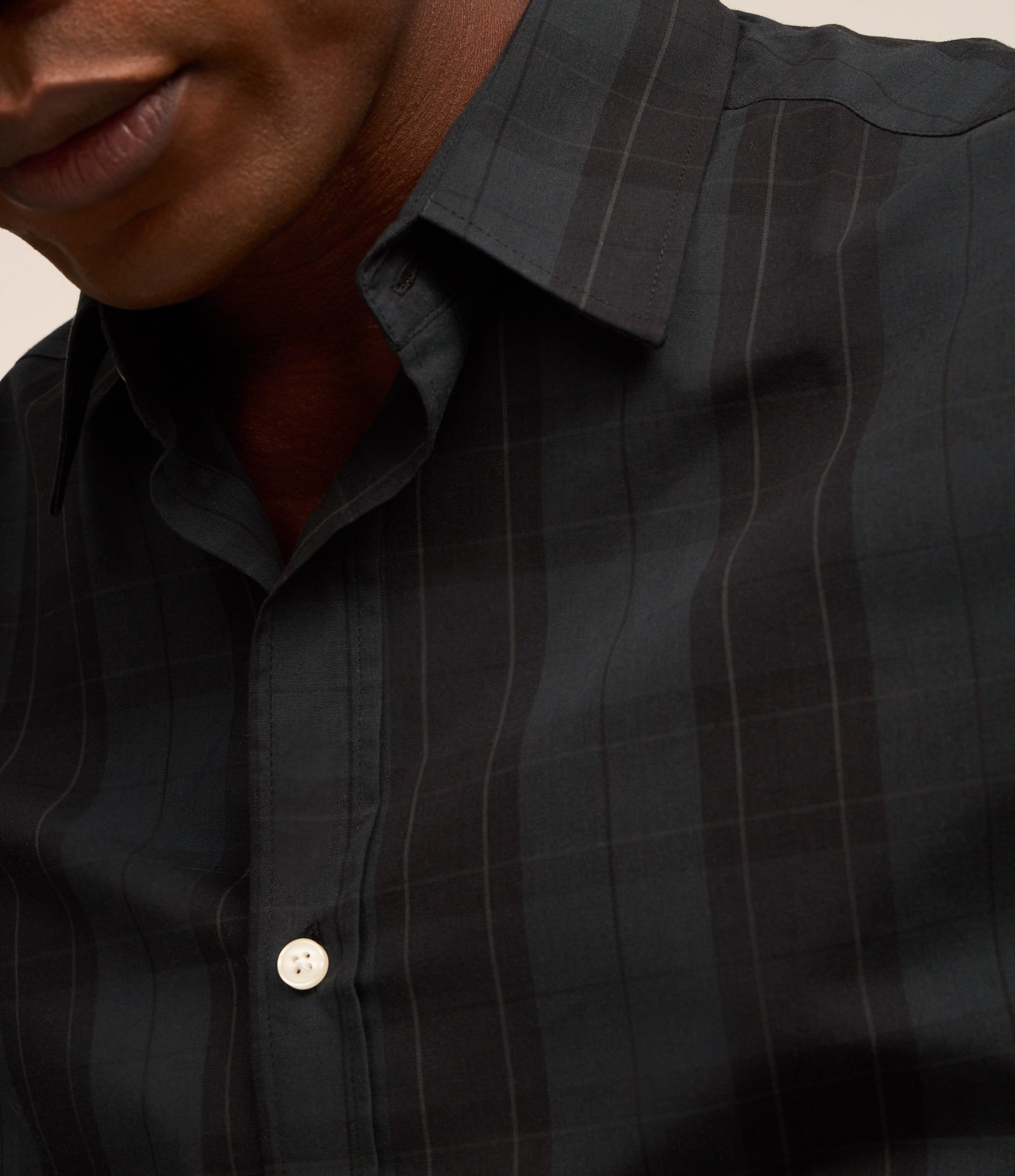 Camisa Regular em Tricoline com Xadrez em Fio Tinto Preto 4