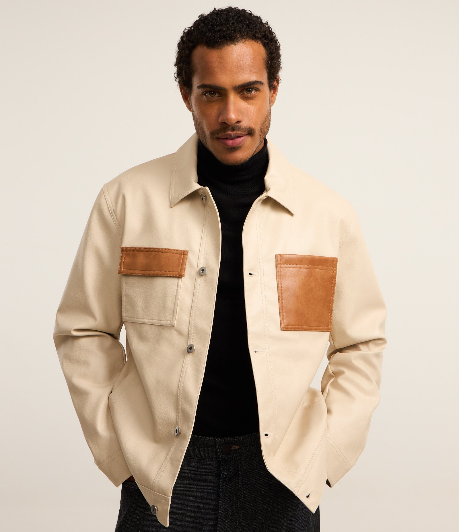 Jaqueta Trucker em Material Sintético com Bolso Contrastante Bege 1