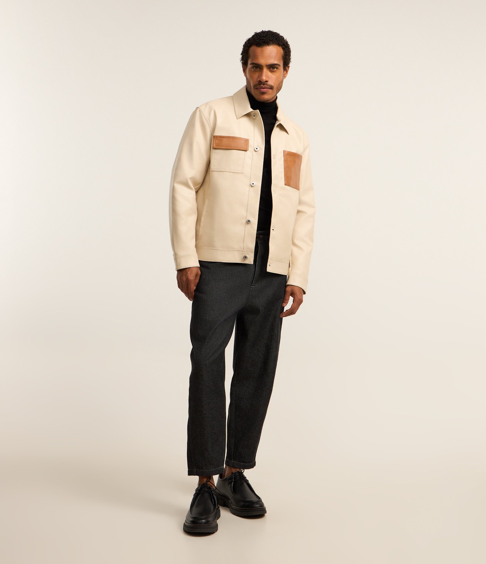 Jaqueta Trucker em Material Sintético com Bolso Contrastante Bege 2