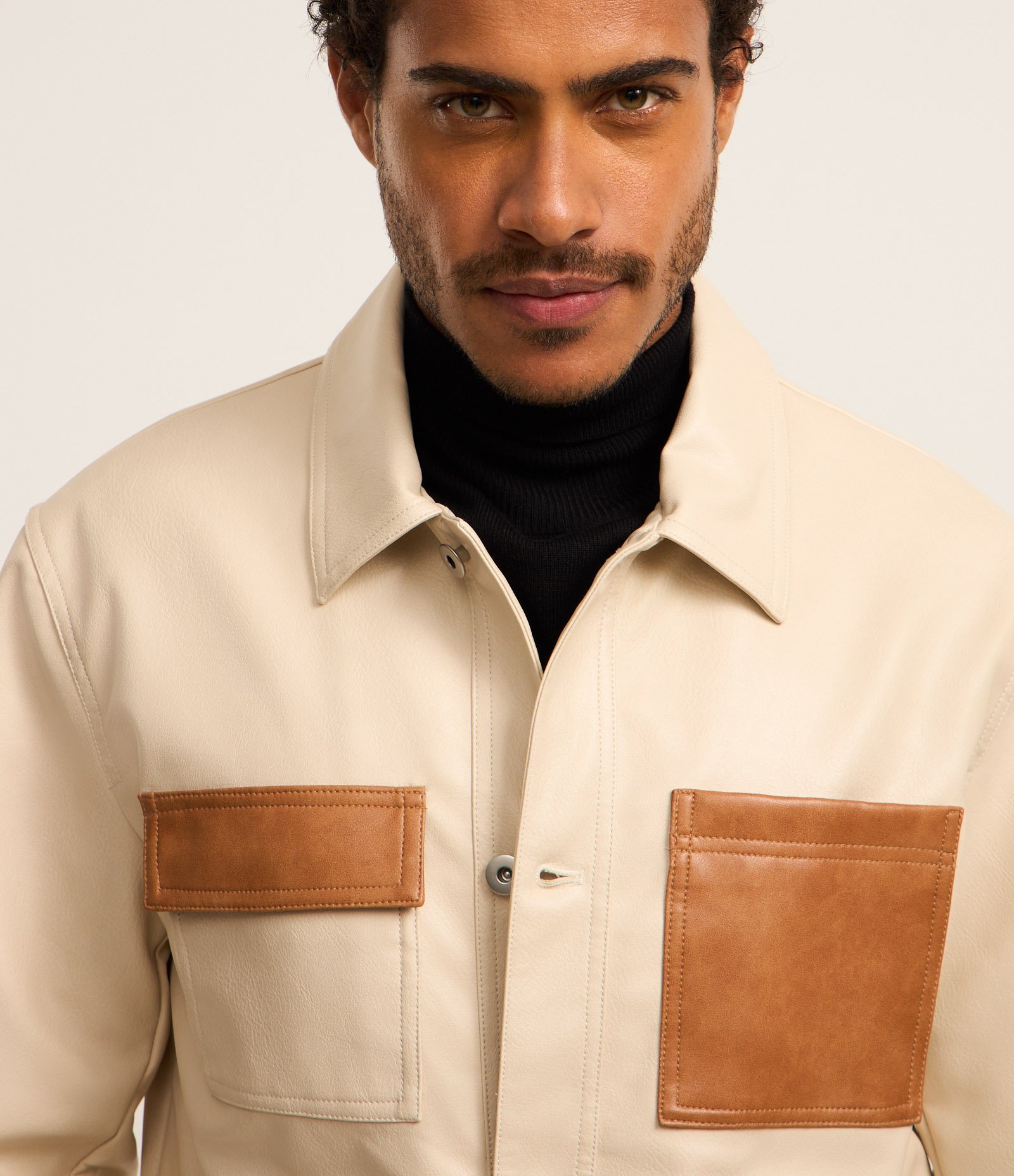 Jaqueta Trucker em Material Sintético com Bolso Contrastante Bege 3