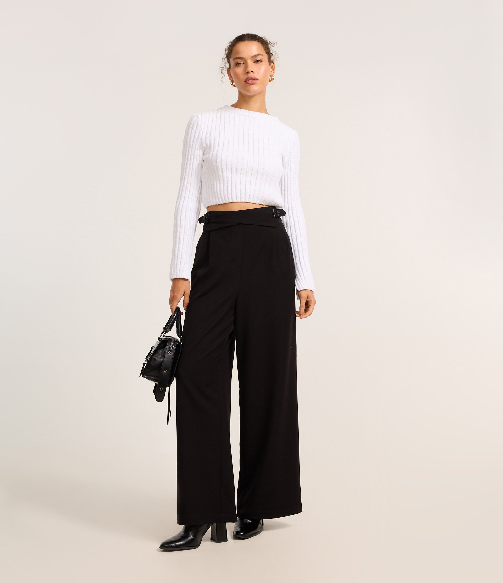 Calça Pantalona em Alfaiataria com Cós Cruzado e Fivela Preto 1