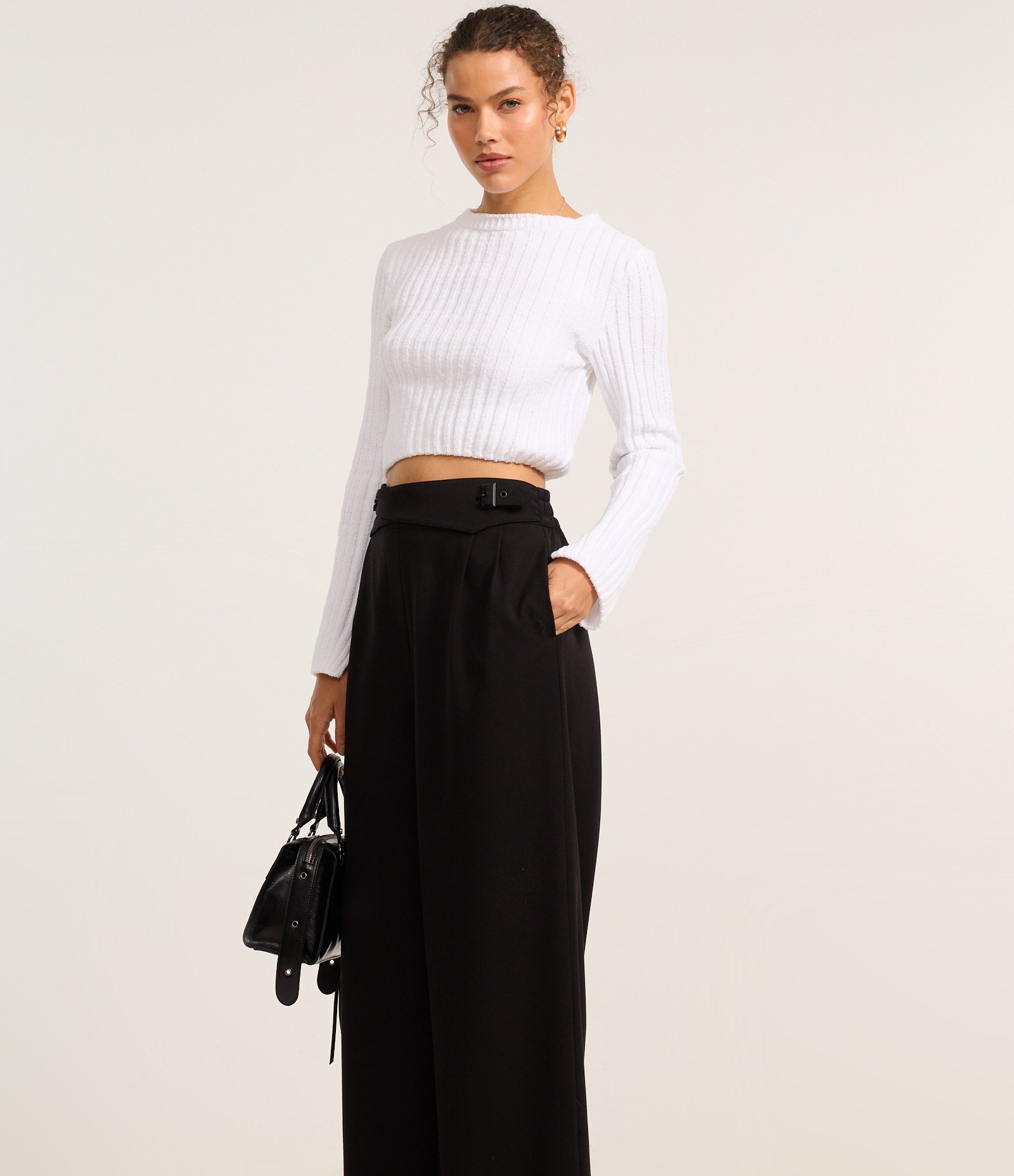 Calça Pantalona em Alfaiataria com Cós Cruzado e Fivela Preto 2