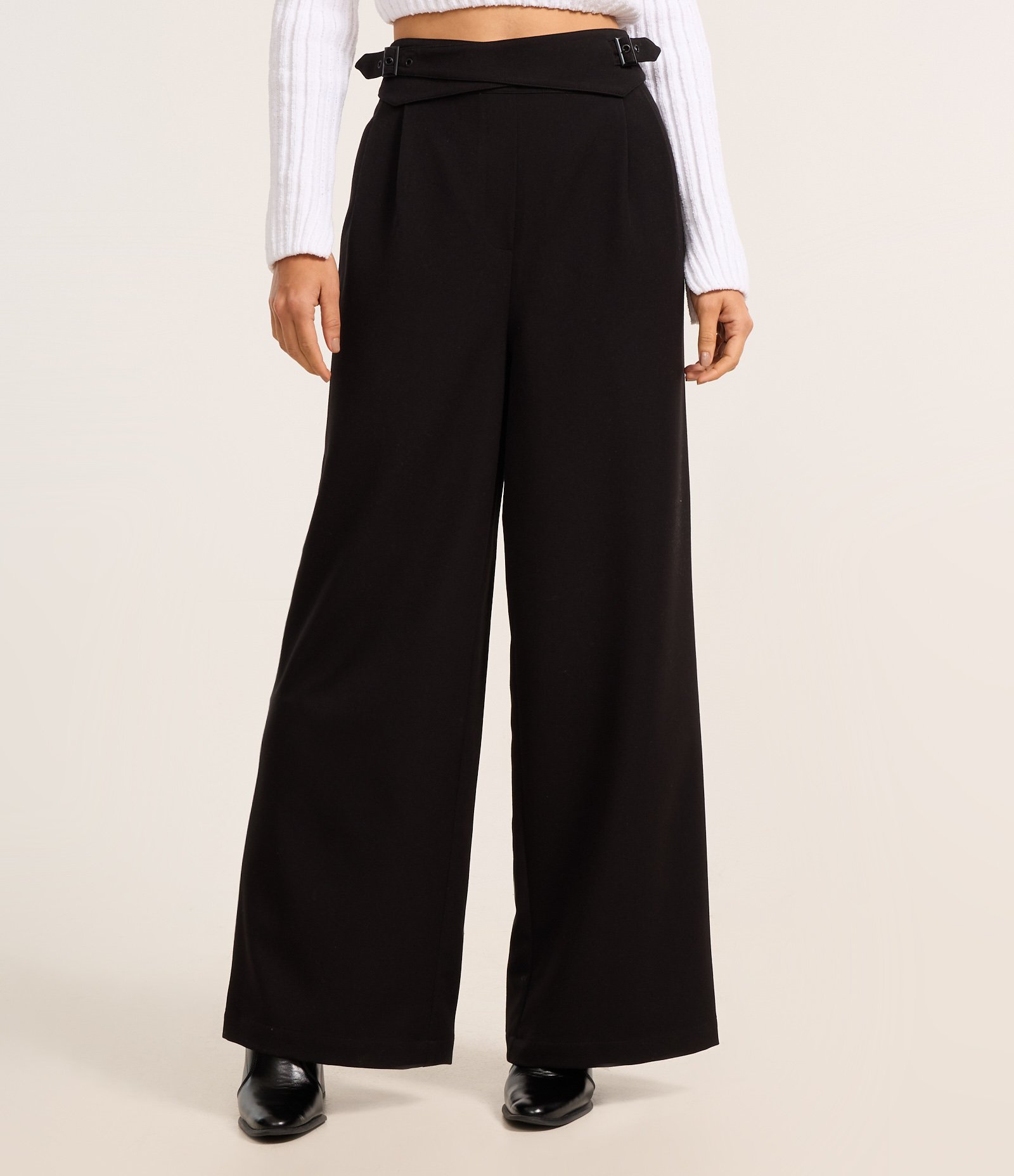 Calça Pantalona em Alfaiataria com Cós Cruzado e Fivela Preto 3