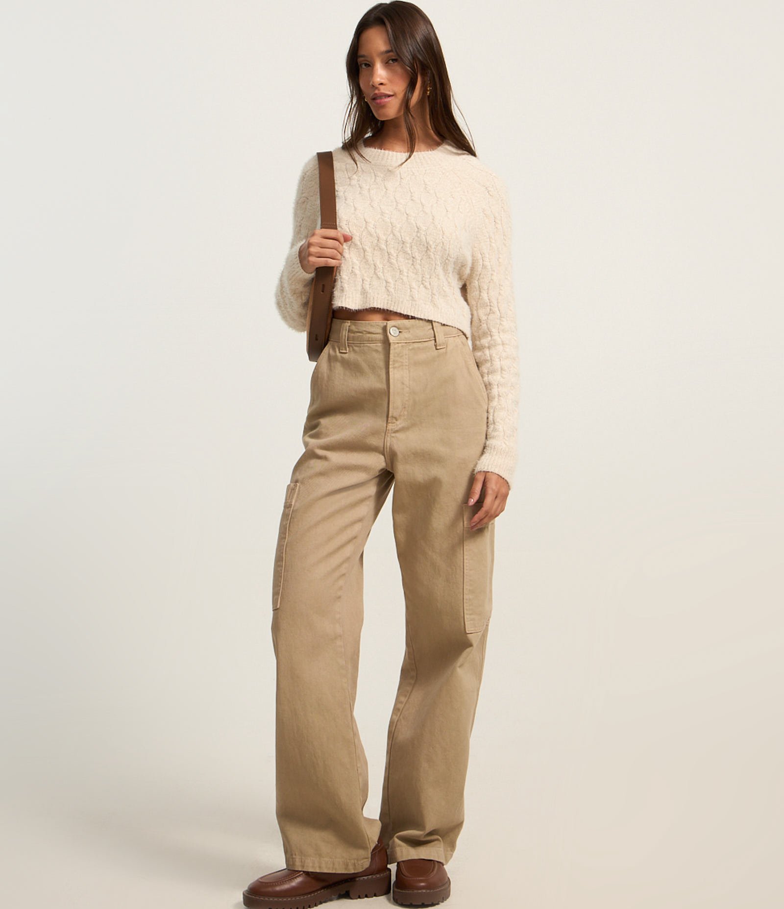 Suéter Cropped em Chenille com Pelinhos Bege 2