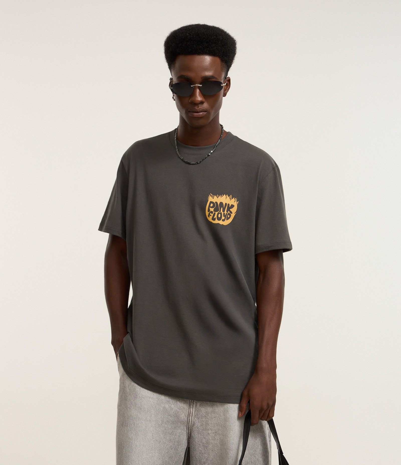 Camiseta Comfort em Algodão com Estampa Pink Floyd Cinza 1