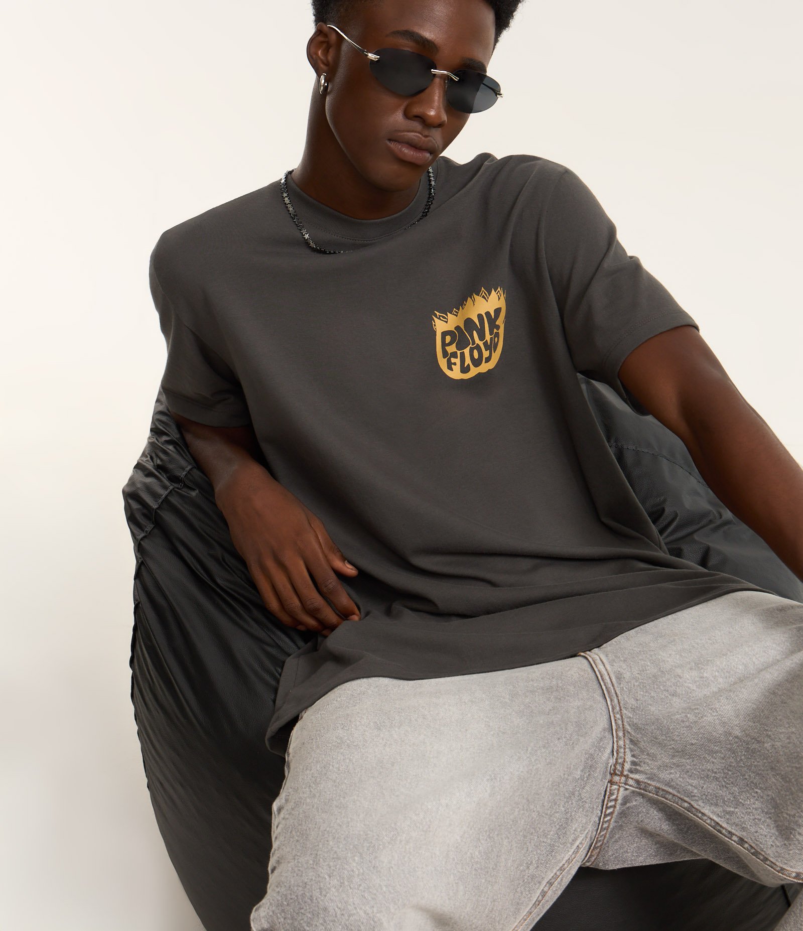 Camiseta Comfort em Algodão com Estampa Pink Floyd Cinza 4