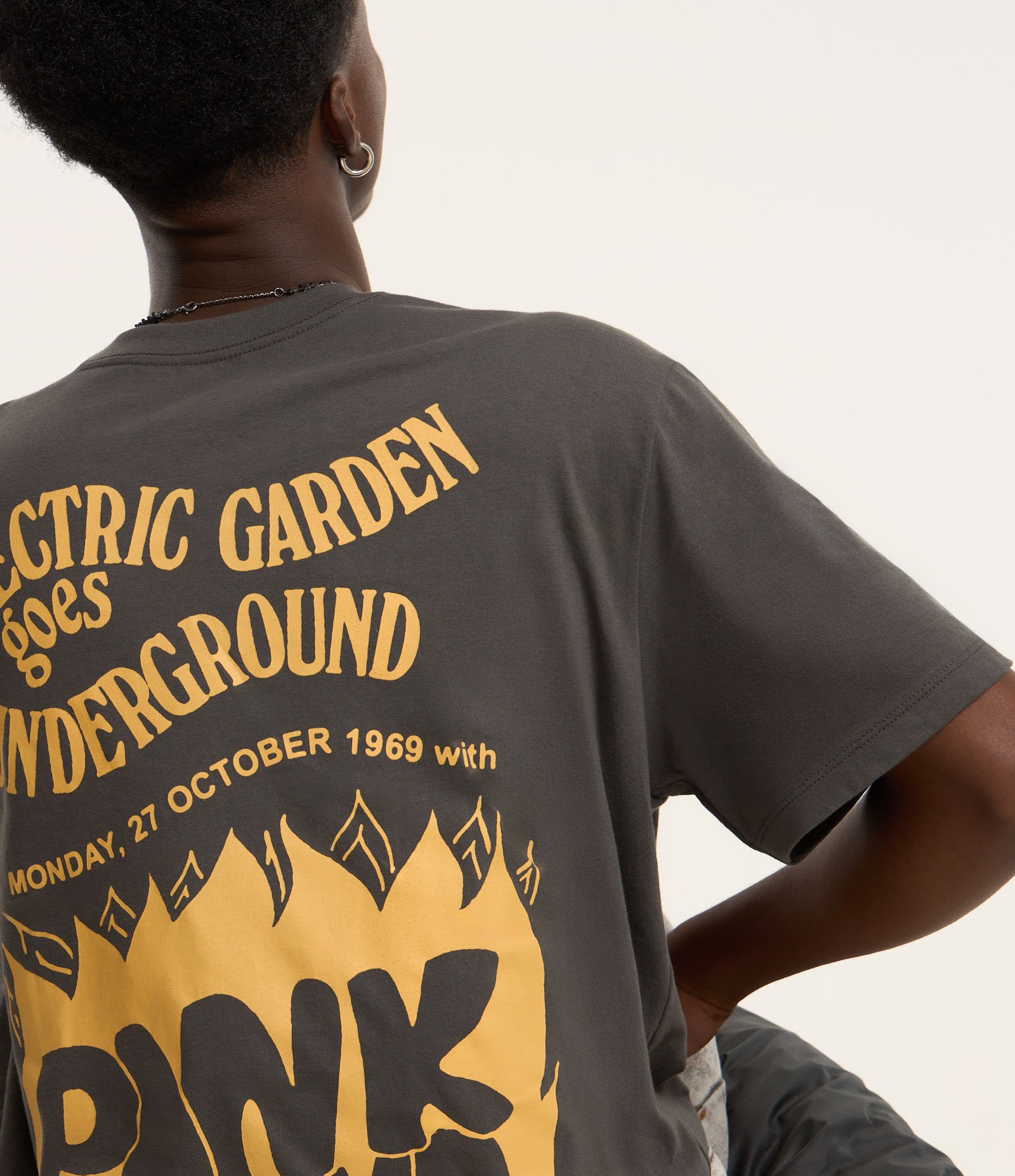 Camiseta Comfort em Algodão com Estampa Pink Floyd Cinza 6