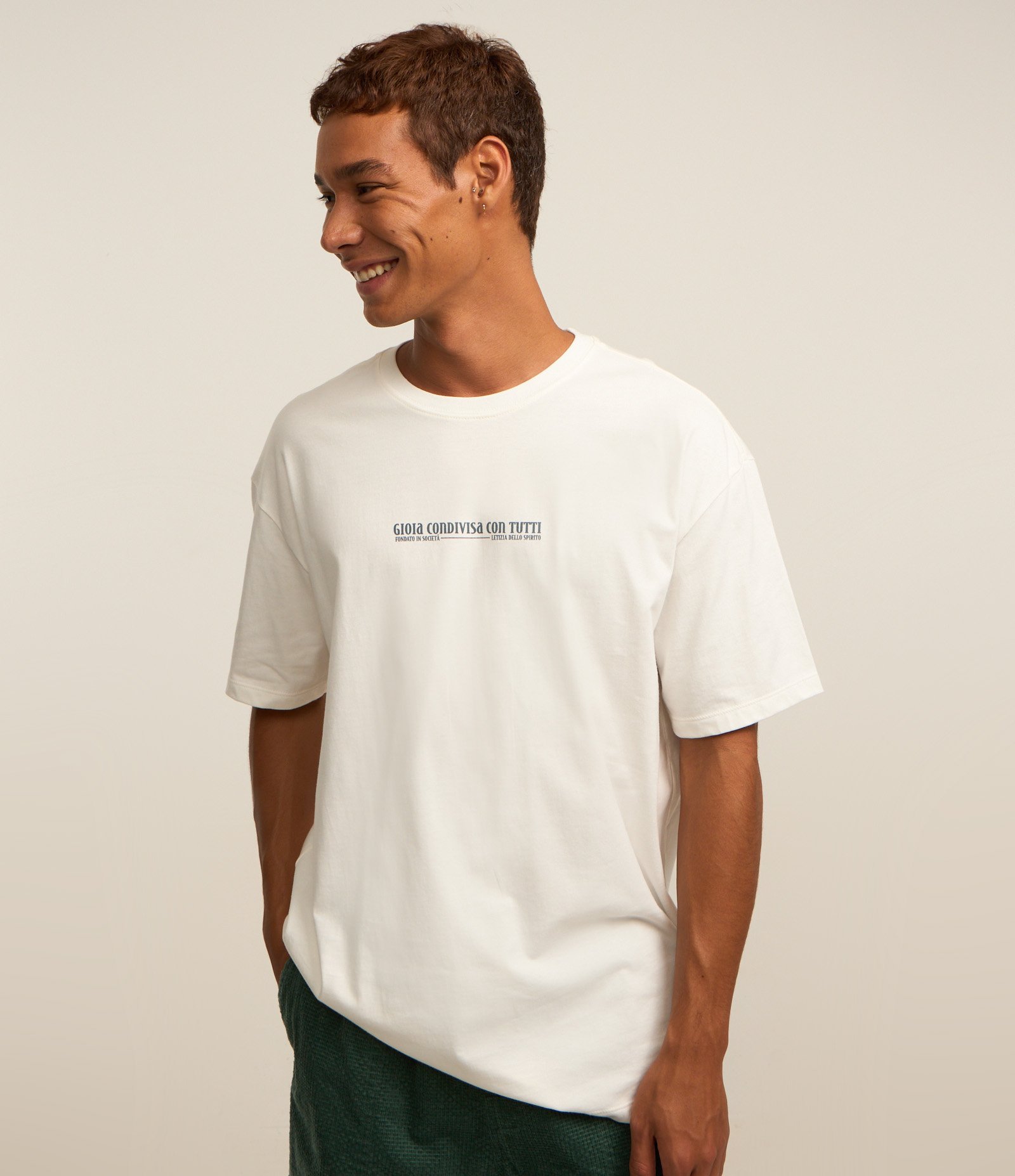 Camiseta Oversized em Malhão com Estampa Lettering e Arte Branco 3