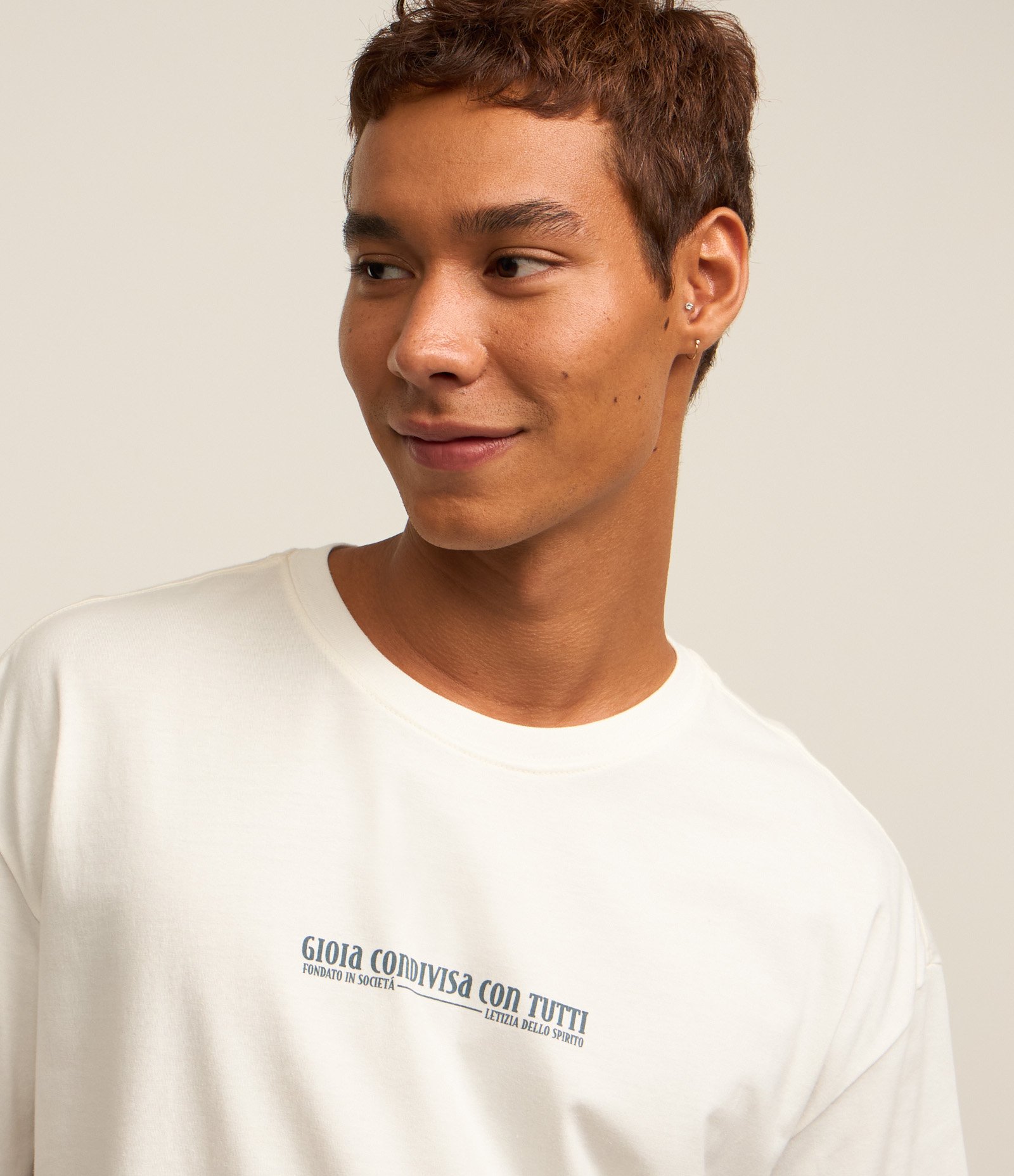 Camiseta Oversized em Malhão com Estampa Lettering e Arte Branco 4