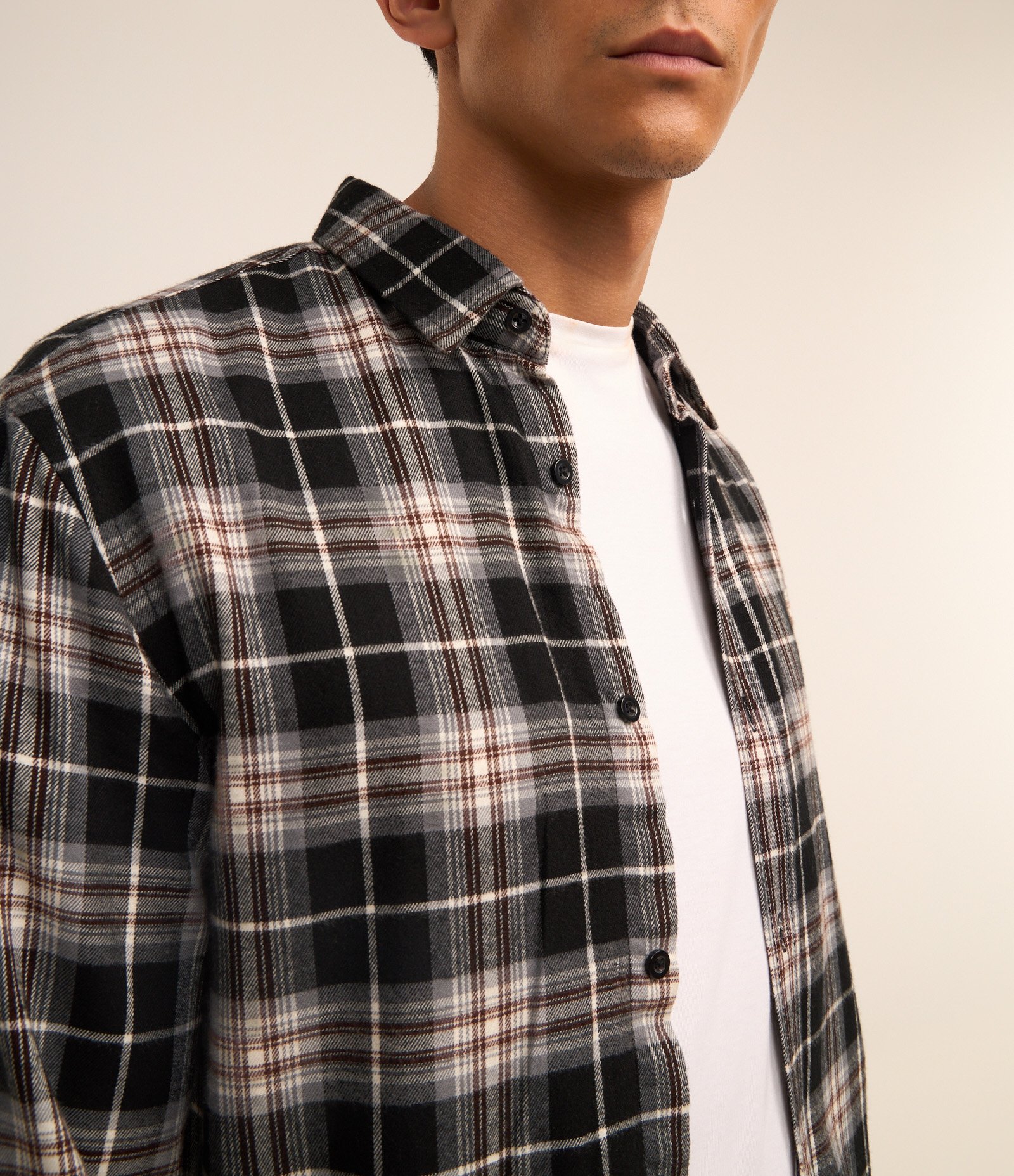Camisa Regular em Flanela com Estampa Xadrez Preto 3