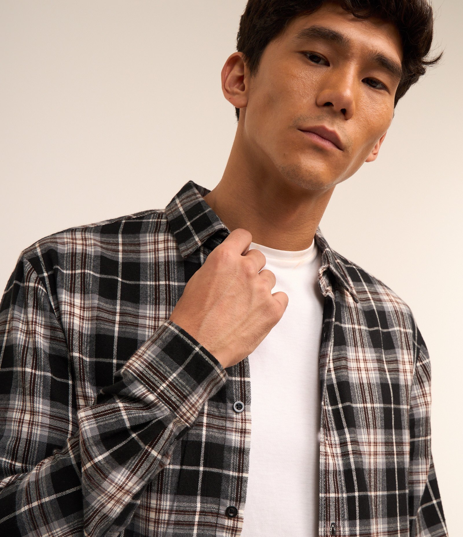 Camisa Regular em Flanela com Estampa Xadrez Preto 4