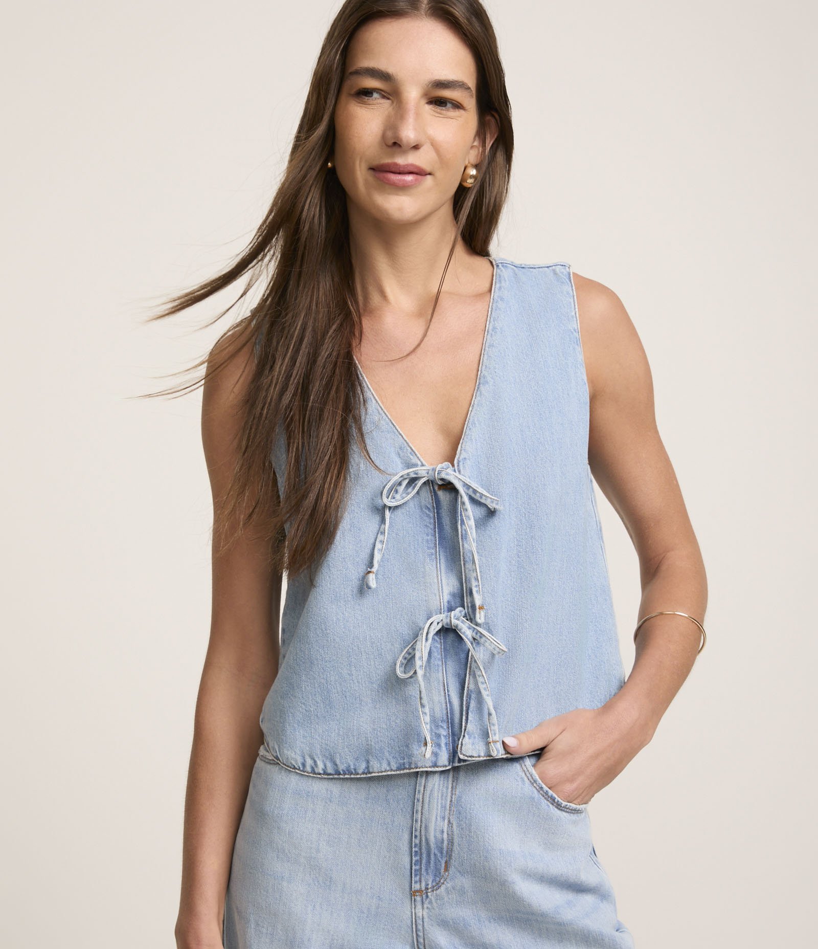 Blusa Sem Manga em Jeans com Laços Frontais Azul Claro 1