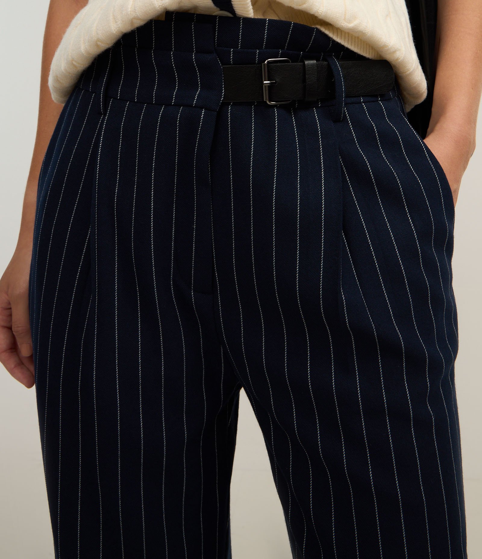 Calça Reta em Alfaiataria com Cós Alto e Meio Cinto 4