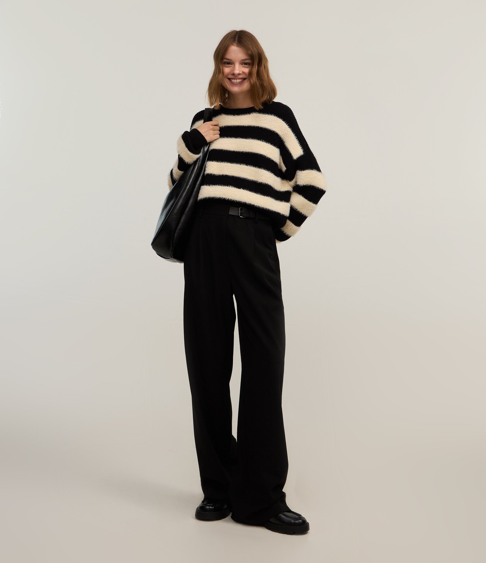 Calça Reta em Alfaiataria com Cós Alto e Meio Cinto Preto 1