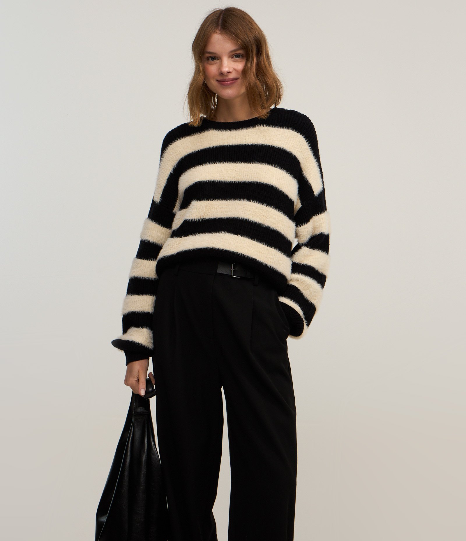 Calça Reta em Alfaiataria com Cós Alto e Meio Cinto Preto 2