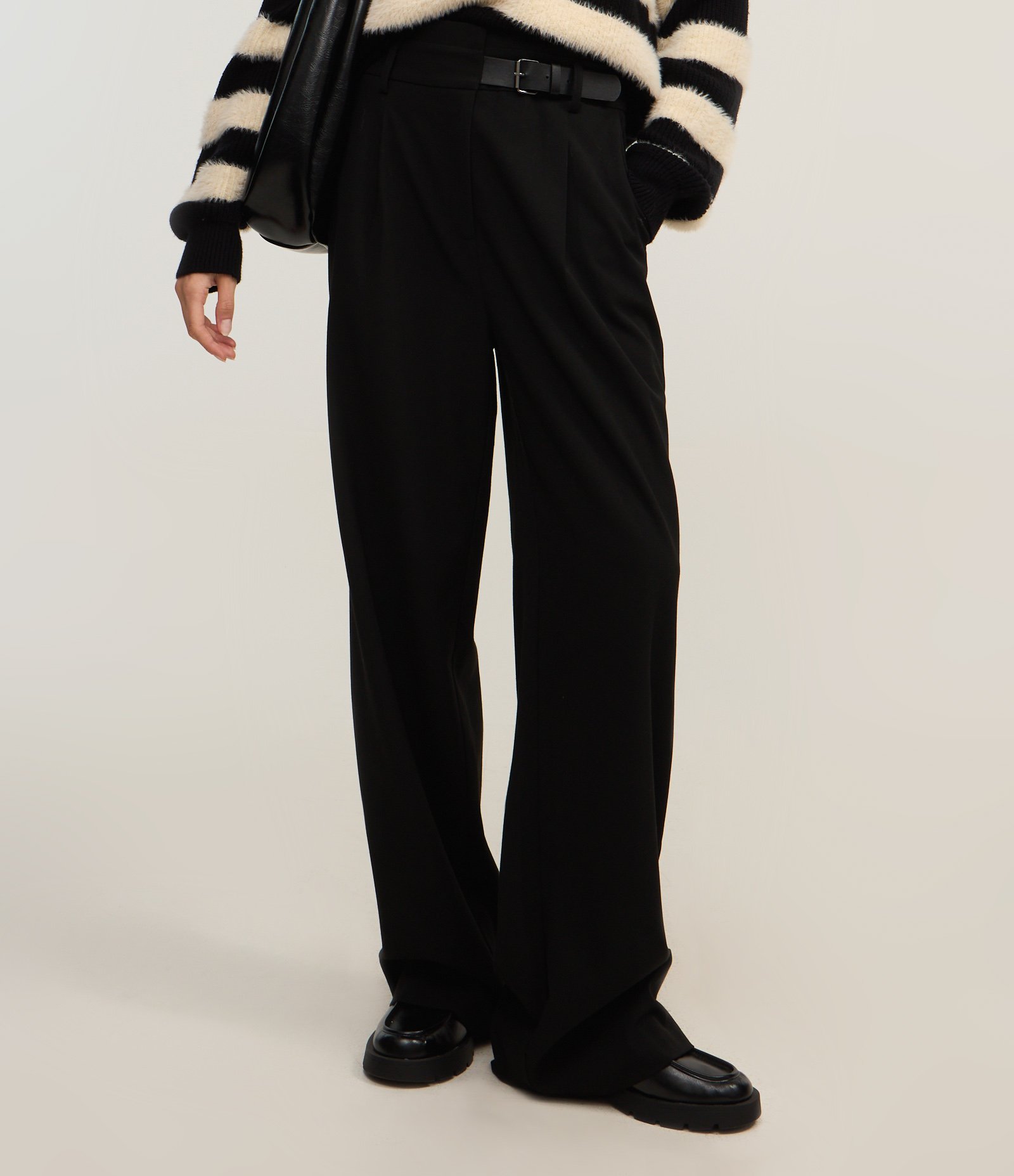 Calça Reta em Alfaiataria com Cós Alto e Meio Cinto Preto 3