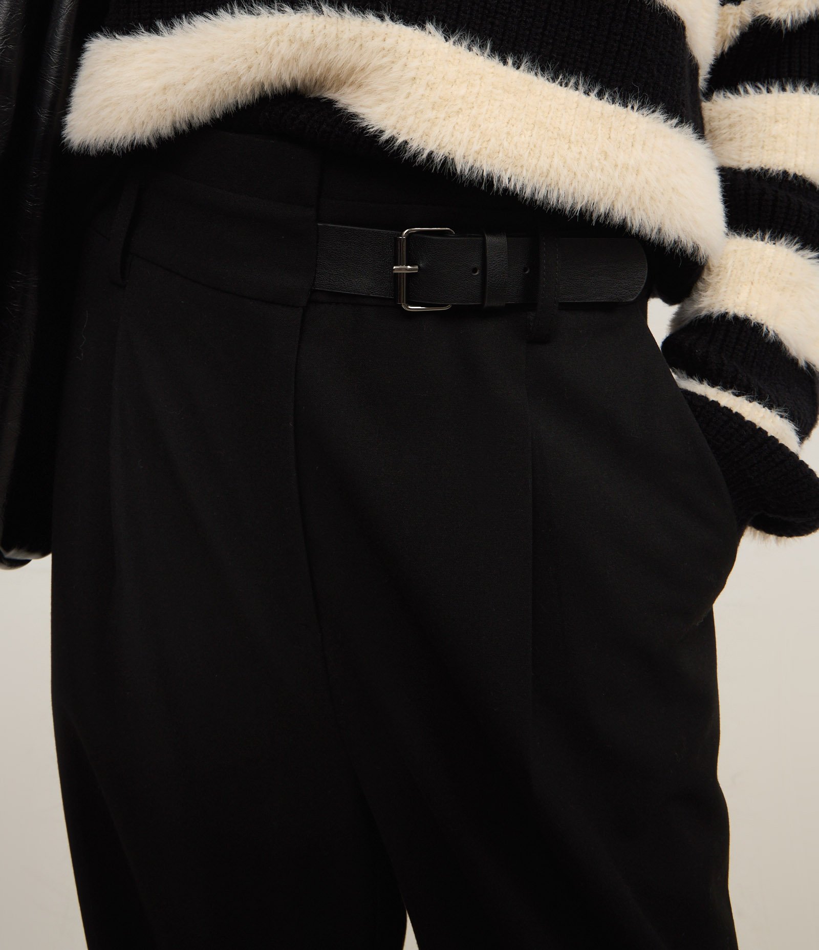 Calça Reta em Alfaiataria com Cós Alto e Meio Cinto Preto 4