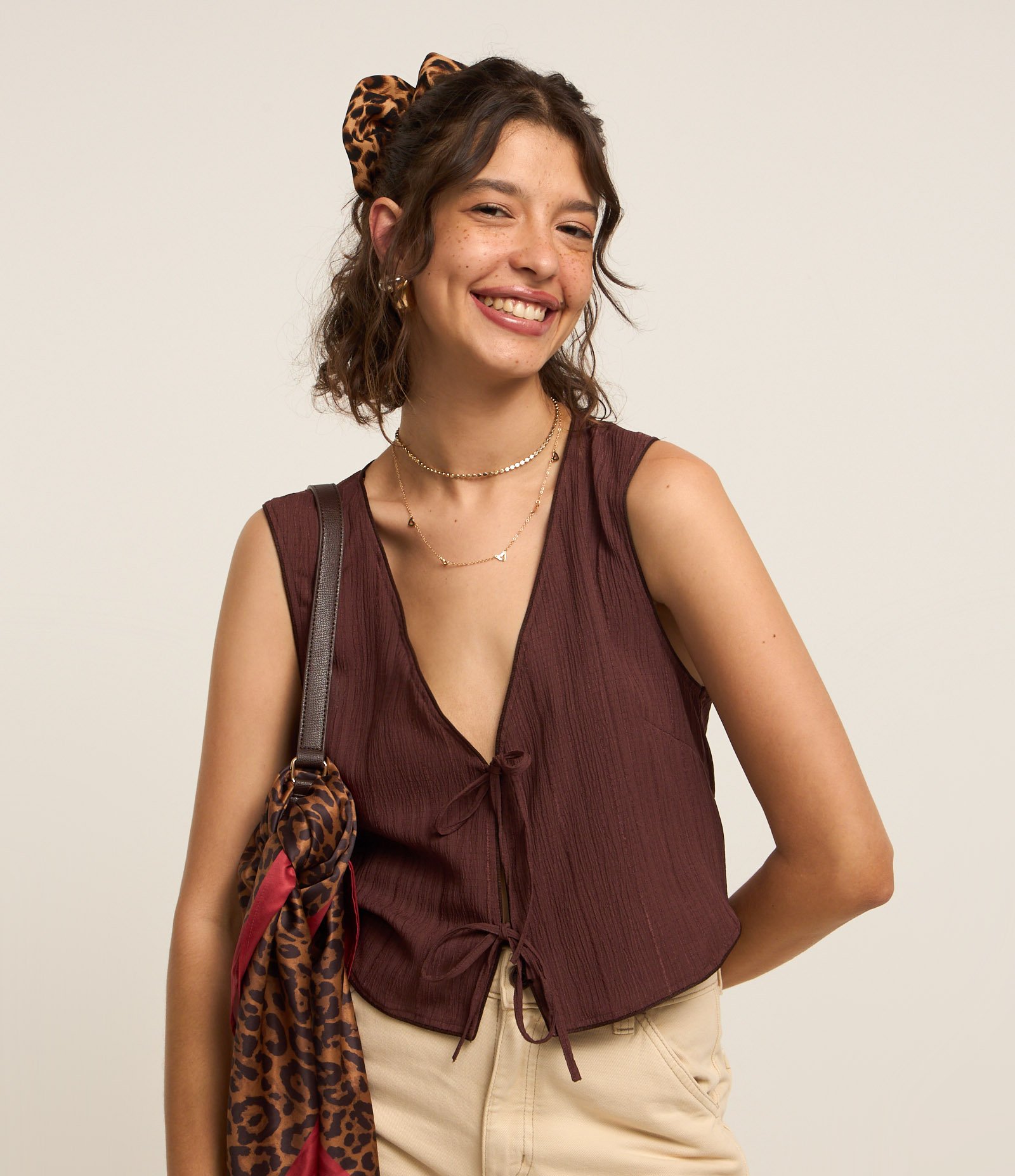 Colete em Crepe com Textura e Amarraçao com Lacinhos Marrom 1