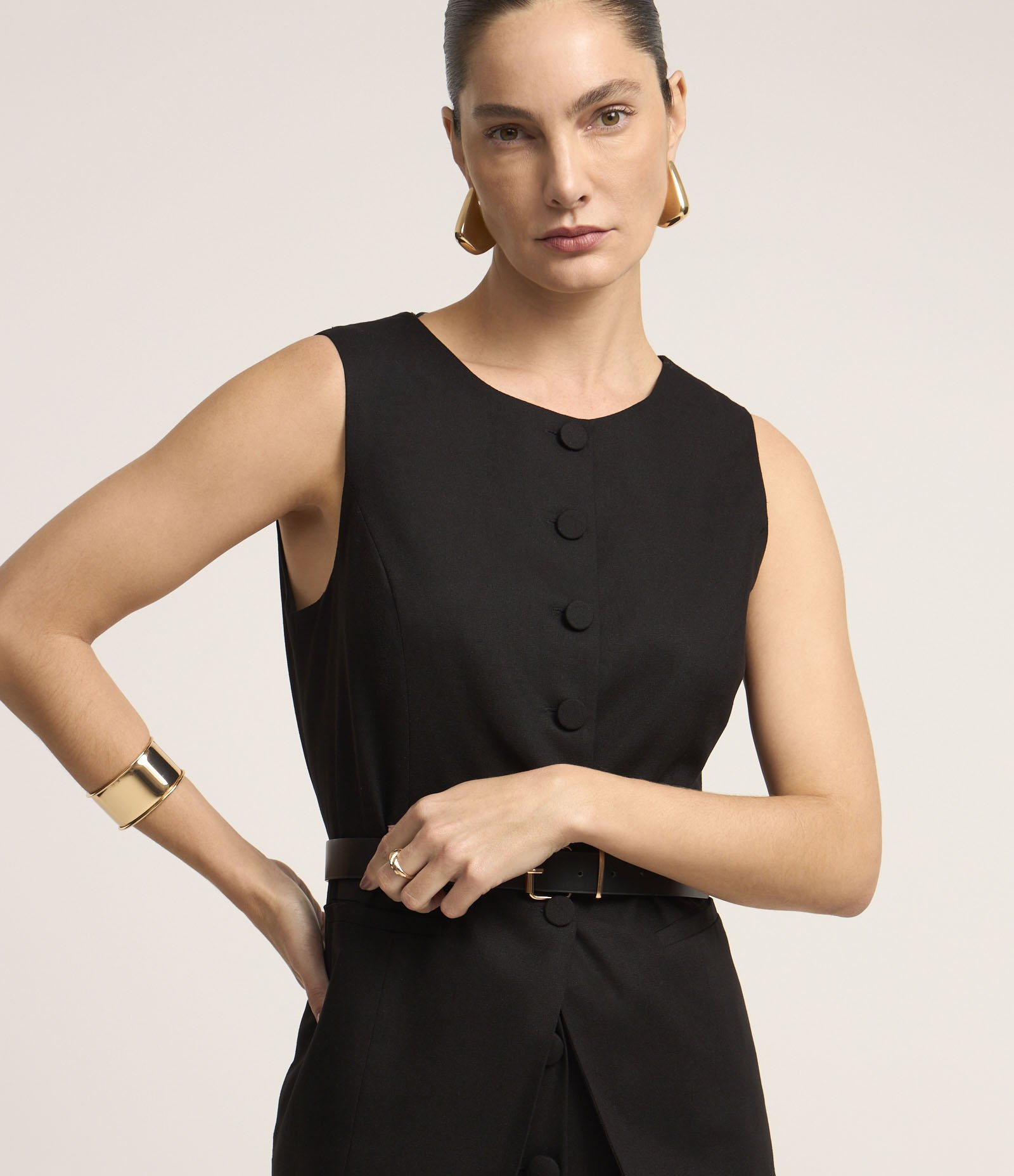 Colete Alongado com Barra Arredonda e Bolsos Preto 1