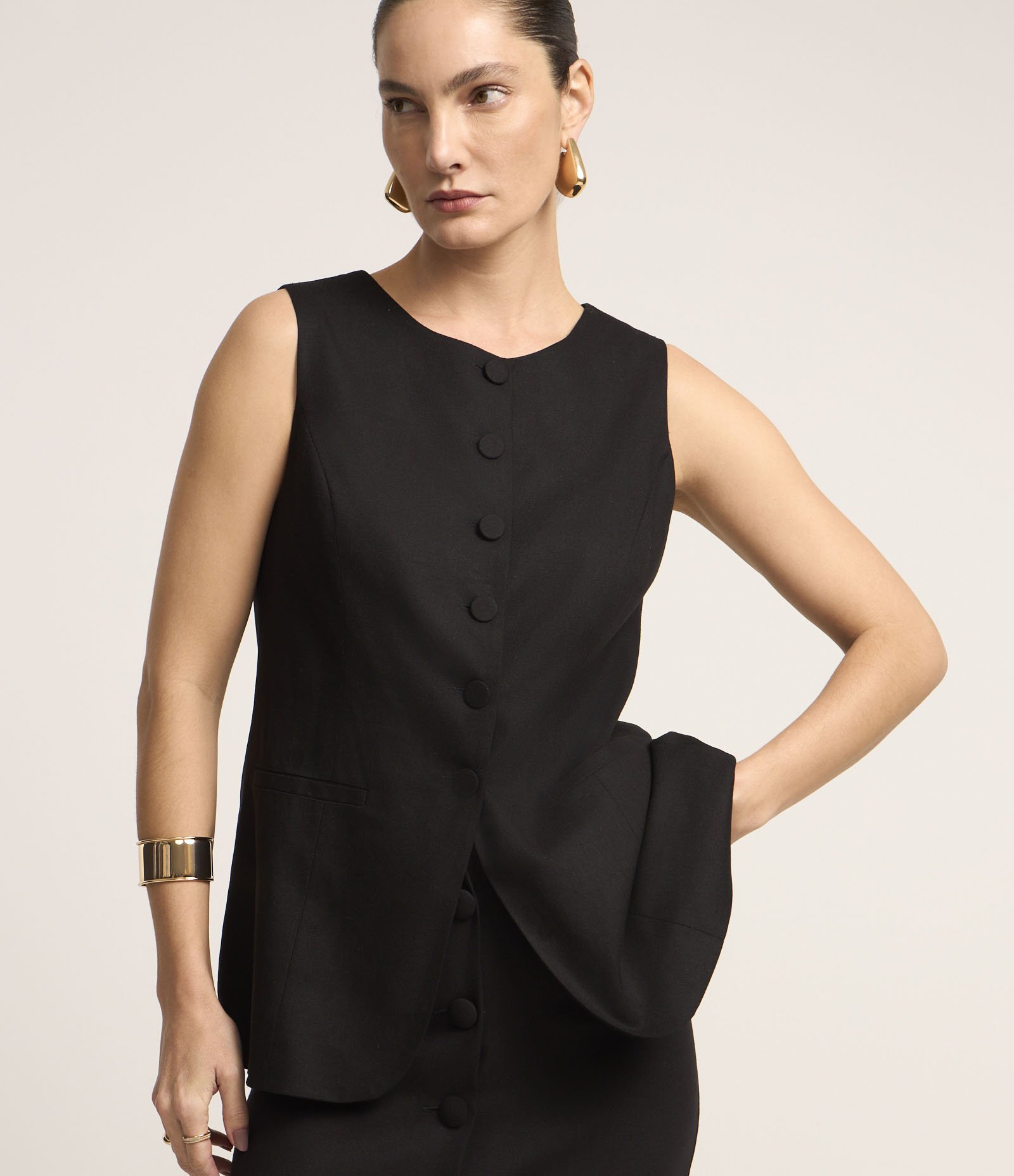 Colete Alongado com Barra Arredonda e Bolsos Preto 4