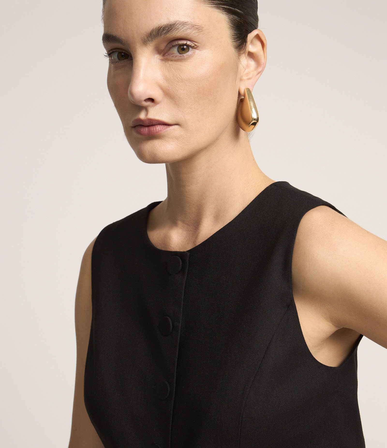 Colete Alongado com Barra Arredonda e Bolsos Preto 5