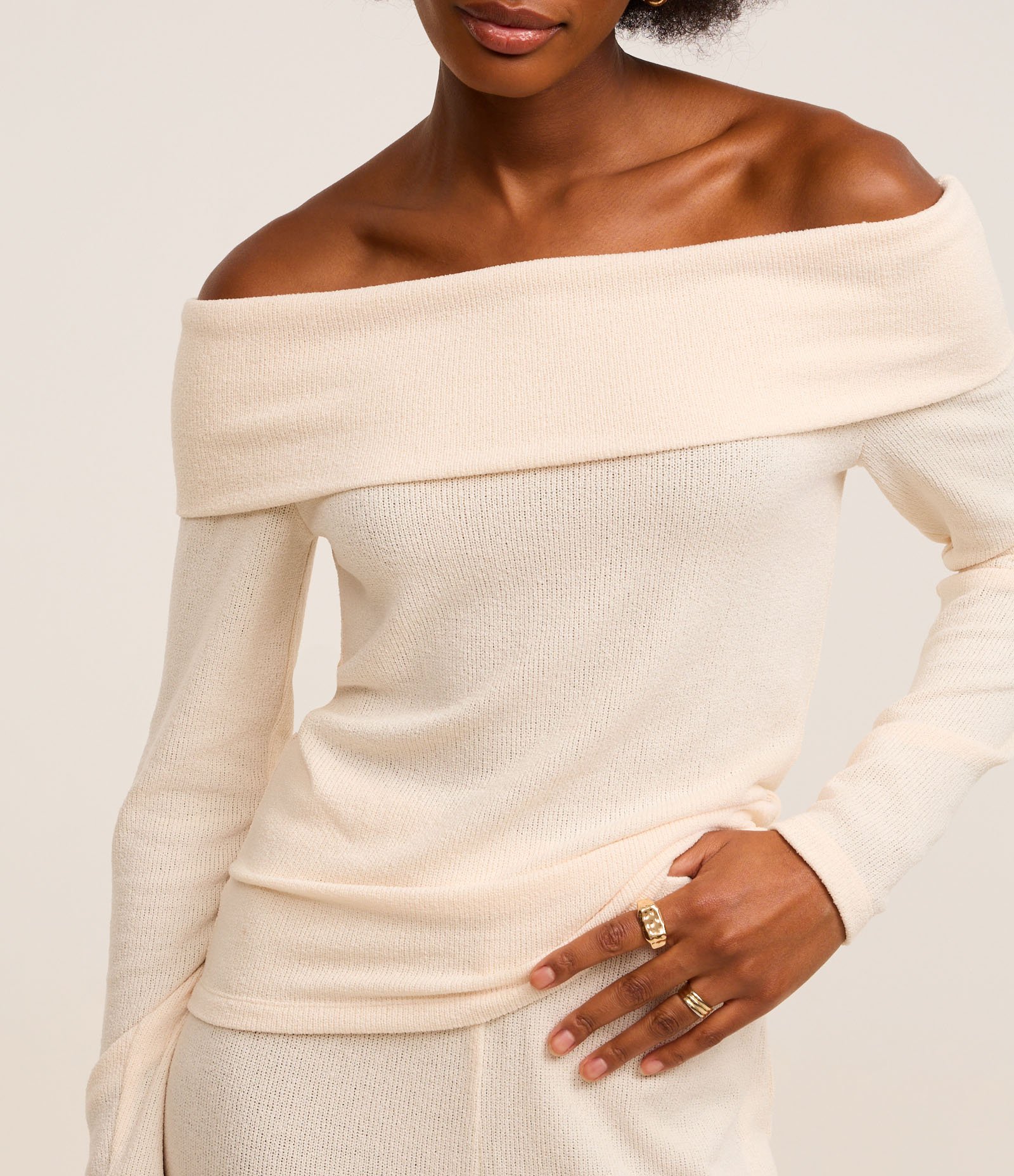 Blusa Texturizada com Decote Ombro a Ombro Bege 4