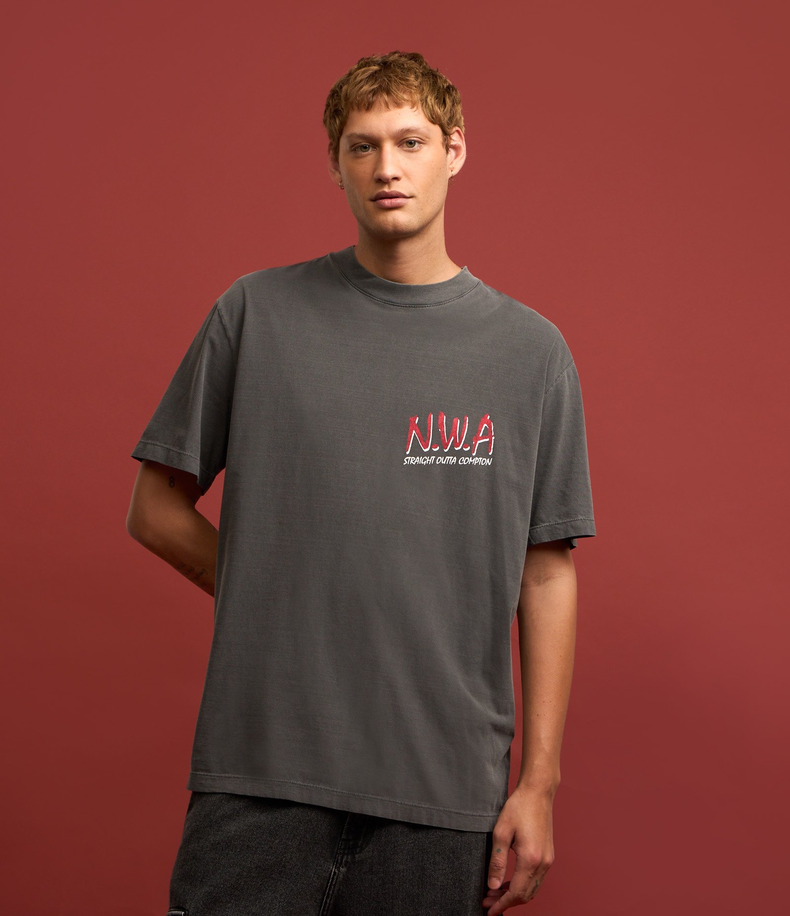 Camiseta Relaxed em Algodão com Estampa Lettering N.W.A Cinza 5