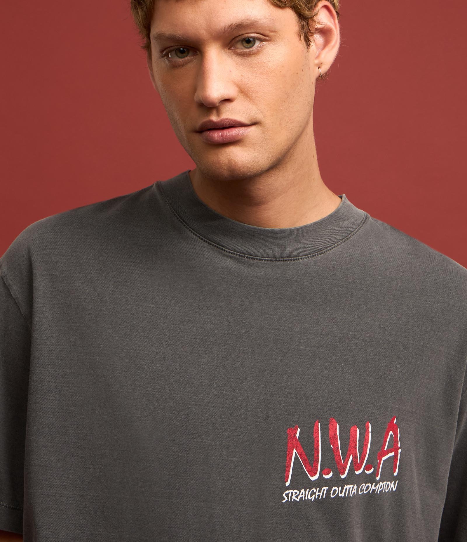 Camiseta Relaxed em Algodão com Estampa Lettering N.W.A Cinza 6