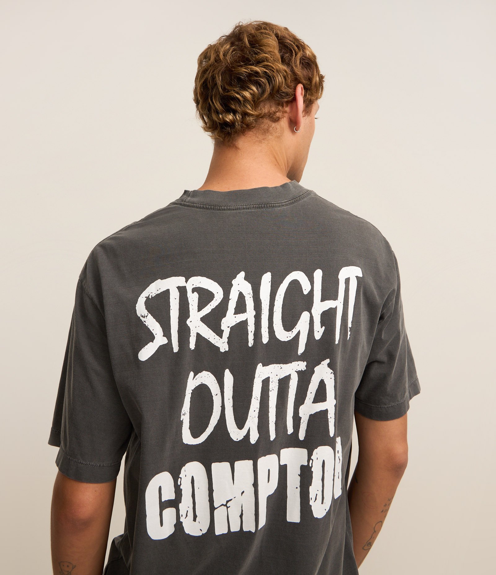 Camiseta Relaxed em Algodão com Estampa Lettering N.W.A Cinza 1