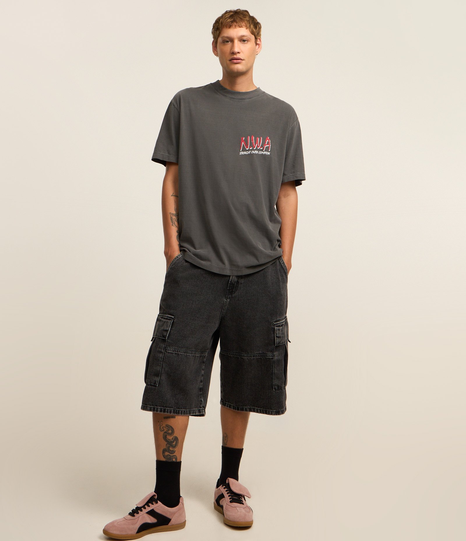 Camiseta Relaxed em Algodão com Estampa Lettering N.W.A Cinza 2
