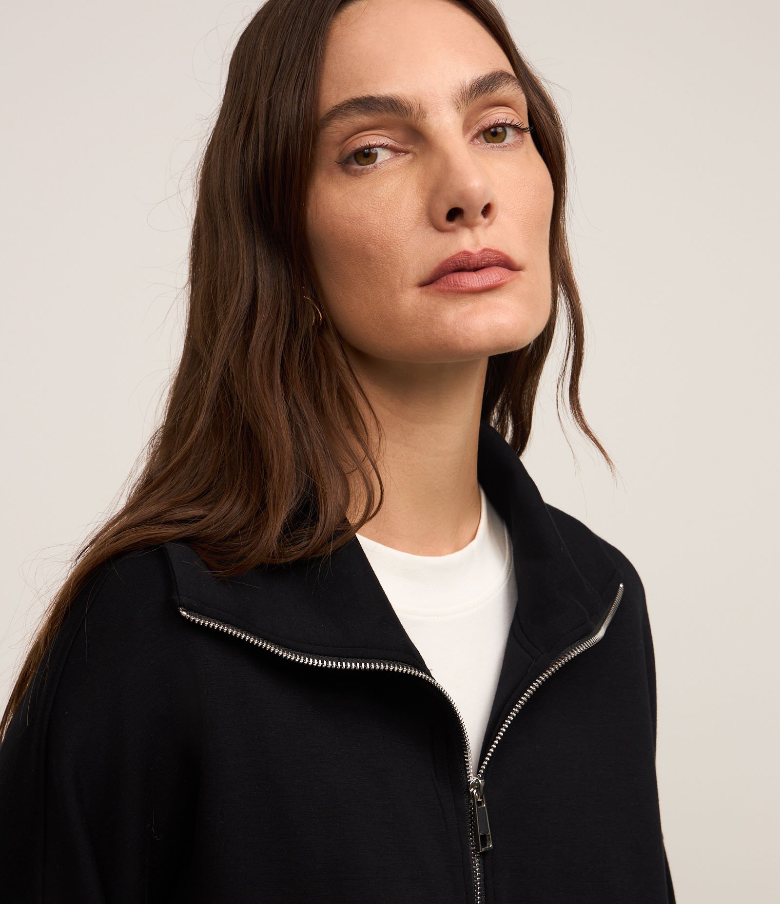 Casaco em Viscose com Zíper e Viés Contrastante Preto 7