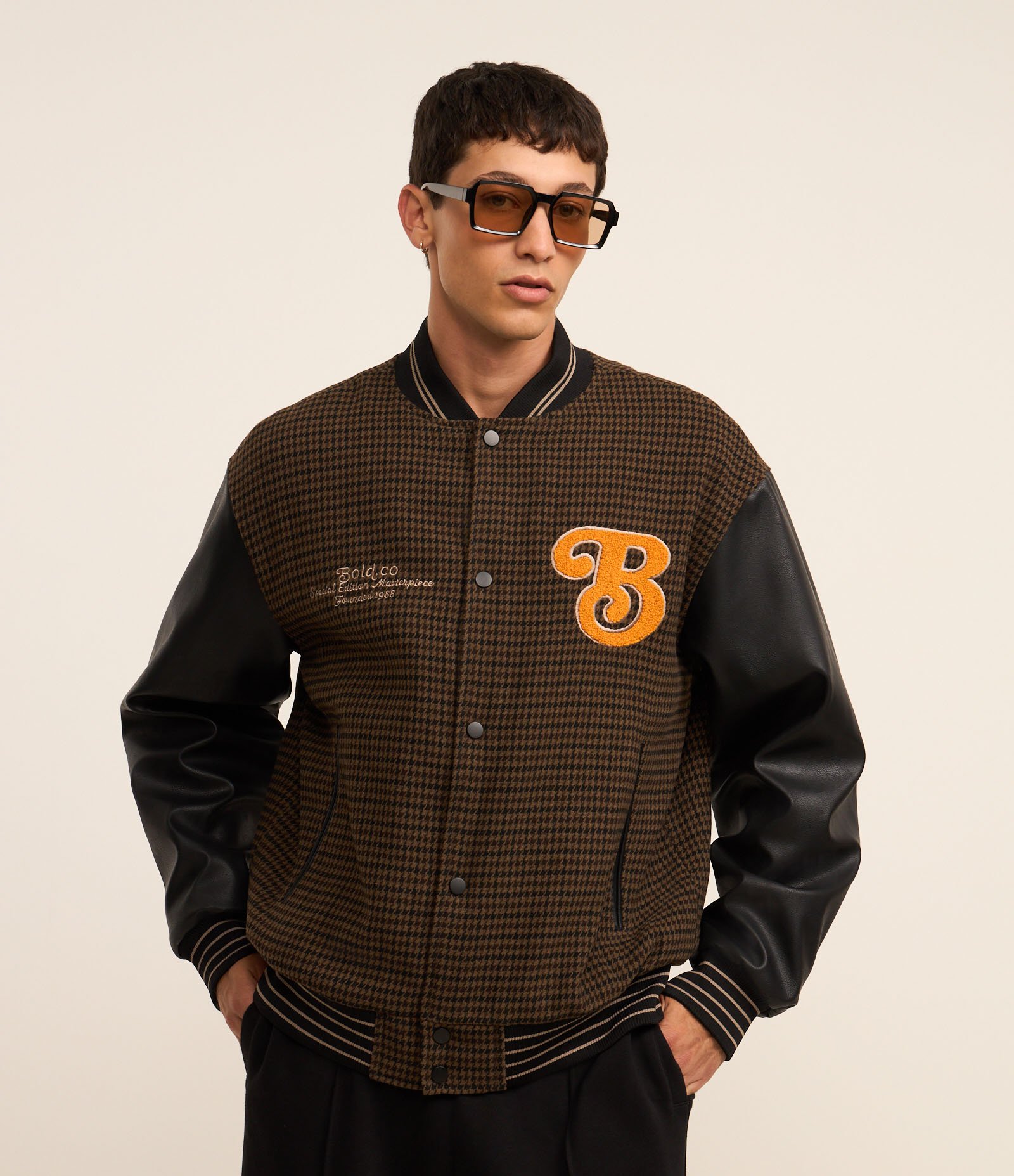 Jaqueta Bomber College com Estampa Bordada e Mangas em Pu Marrom 1