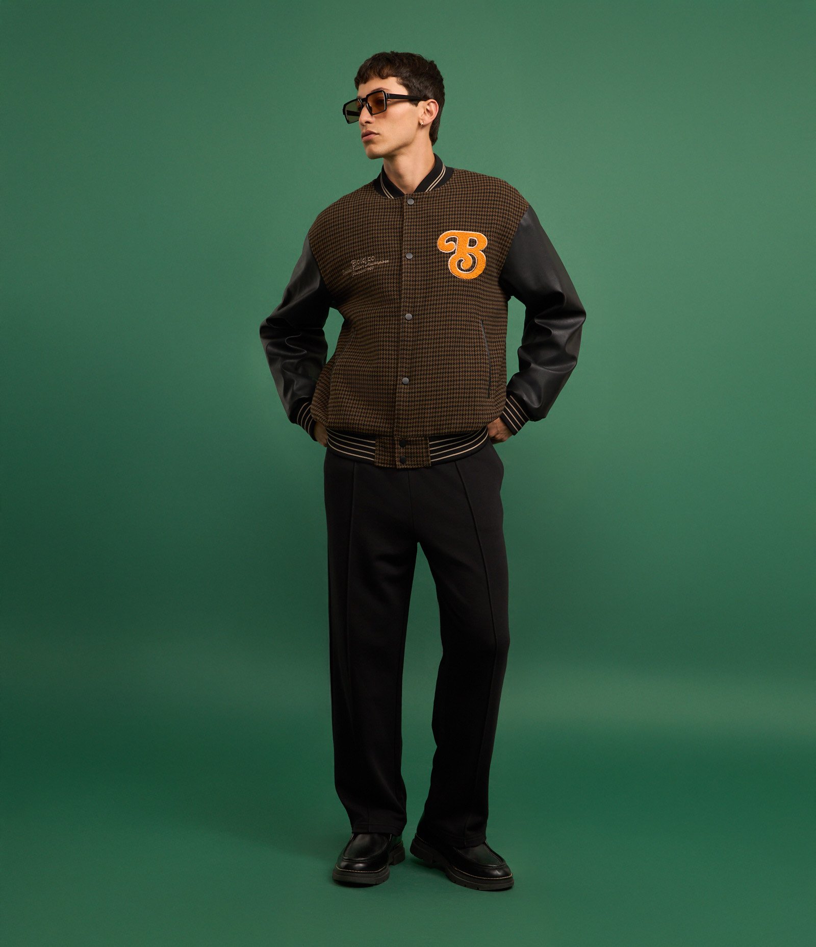 Jaqueta Bomber College com Estampa Bordada e Mangas em Pu Marrom 2