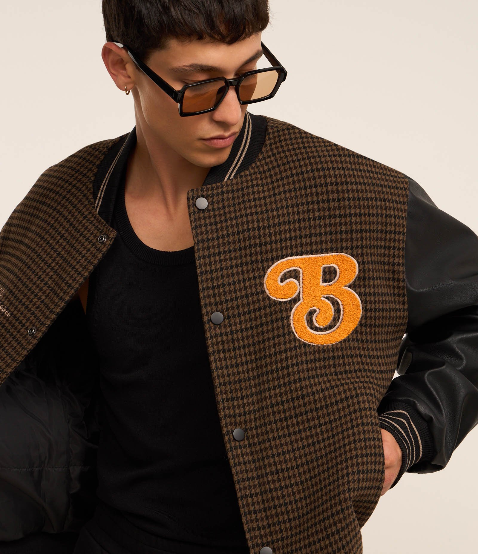 Jaqueta Bomber College com Estampa Bordada e Mangas em Pu Marrom 3