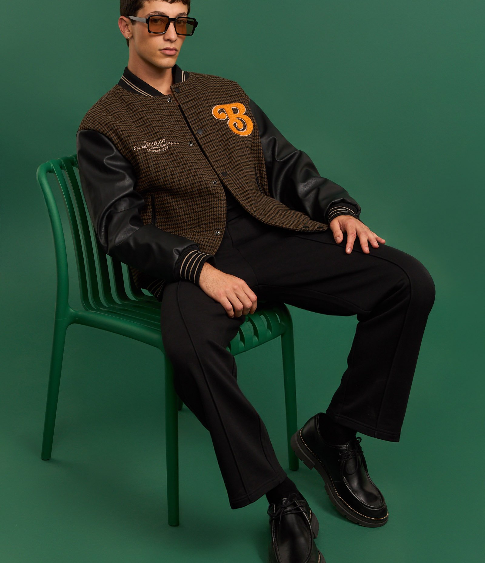 Jaqueta Bomber College com Estampa Bordada e Mangas em Pu Marrom 4