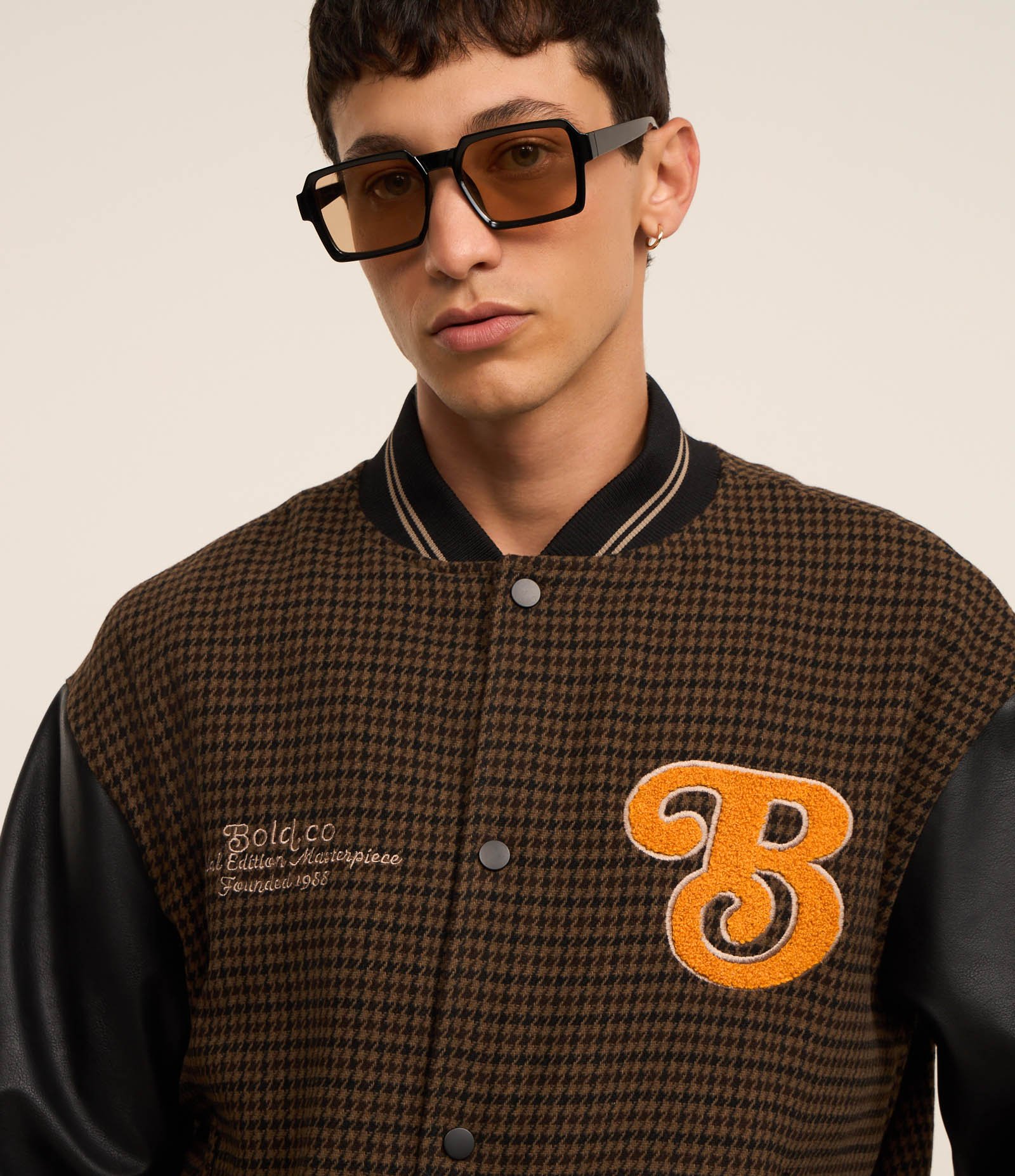 Jaqueta Bomber College com Estampa Bordada e Mangas em Pu Marrom 6