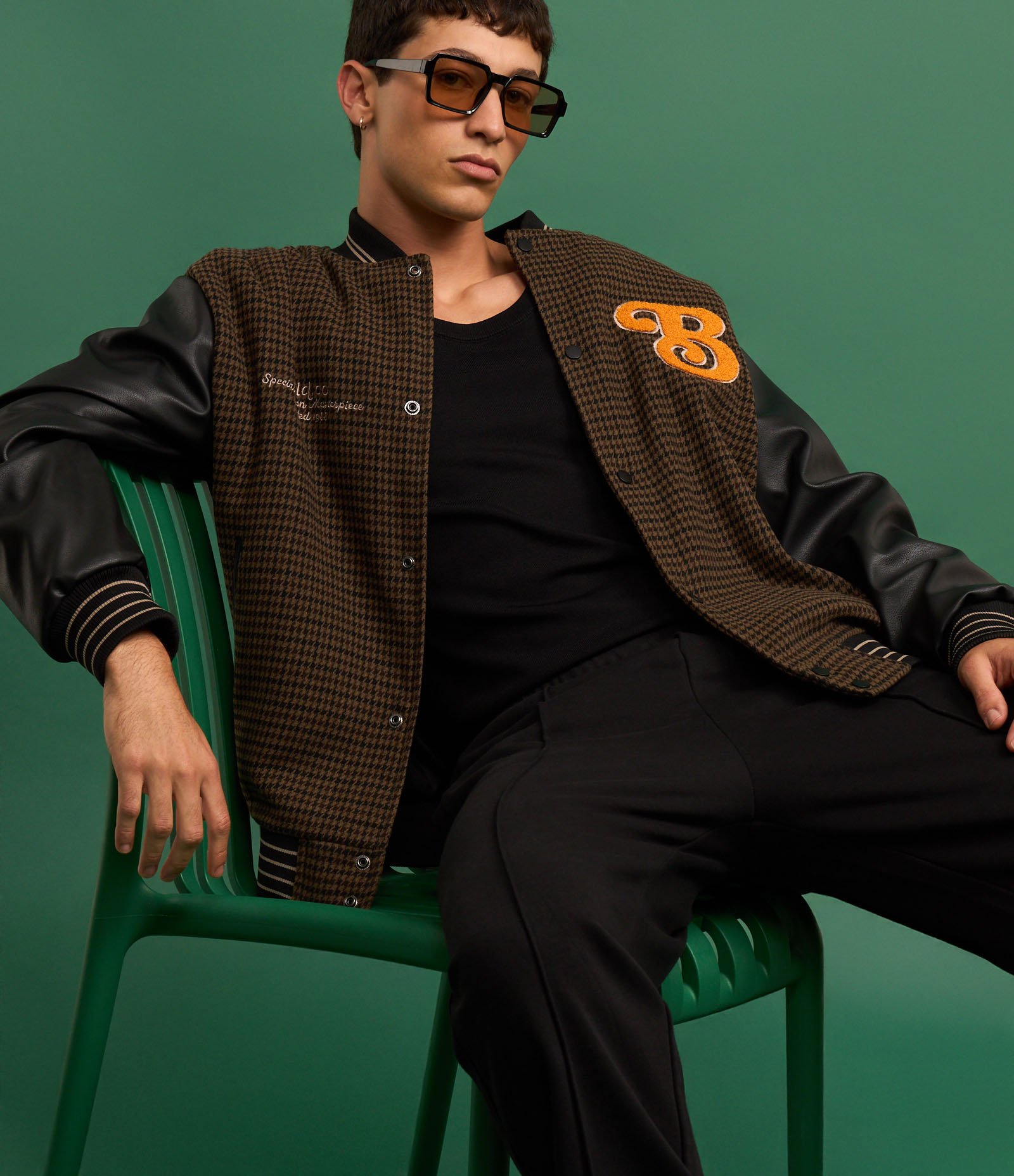 Jaqueta Bomber College com Estampa Bordada e Mangas em Pu Marrom 7