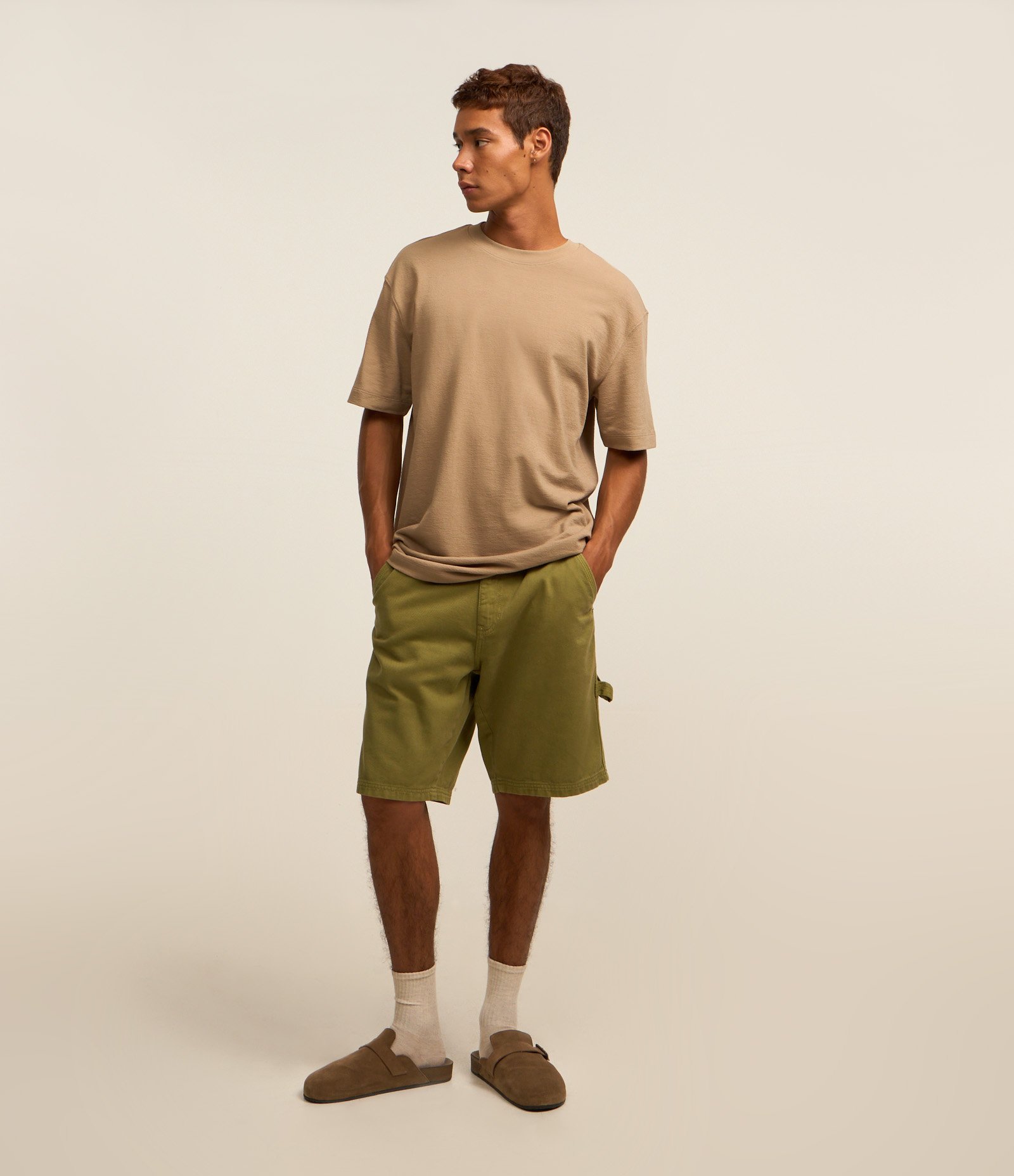 Bermuda Reta Loose em Sarja com Alça Carpenter Lateral Verde 1